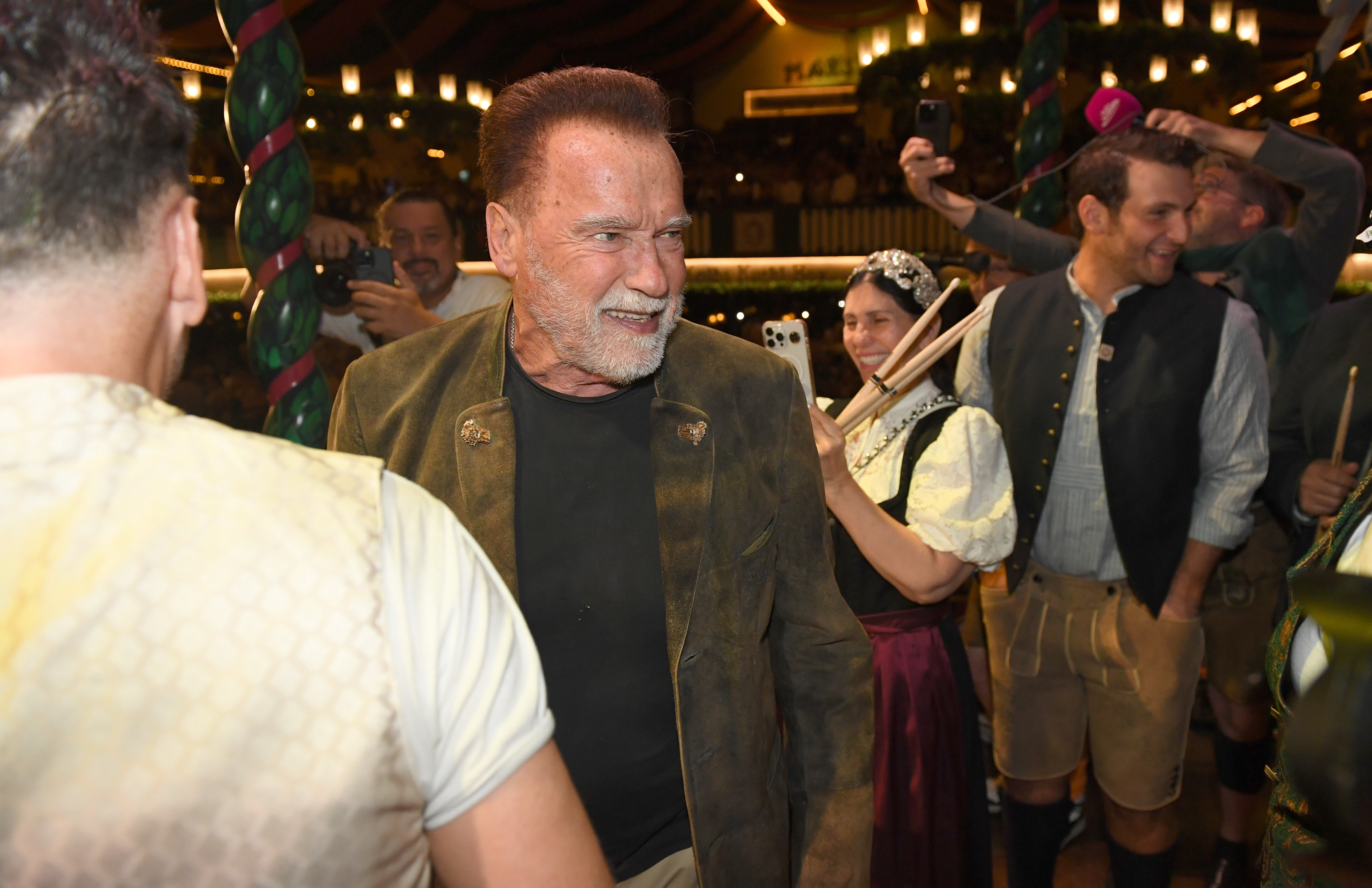 Arnold Schwarzenegger am 22. September 2026 auf dem Münchener Oktoberfest | Quelle: Getty Images