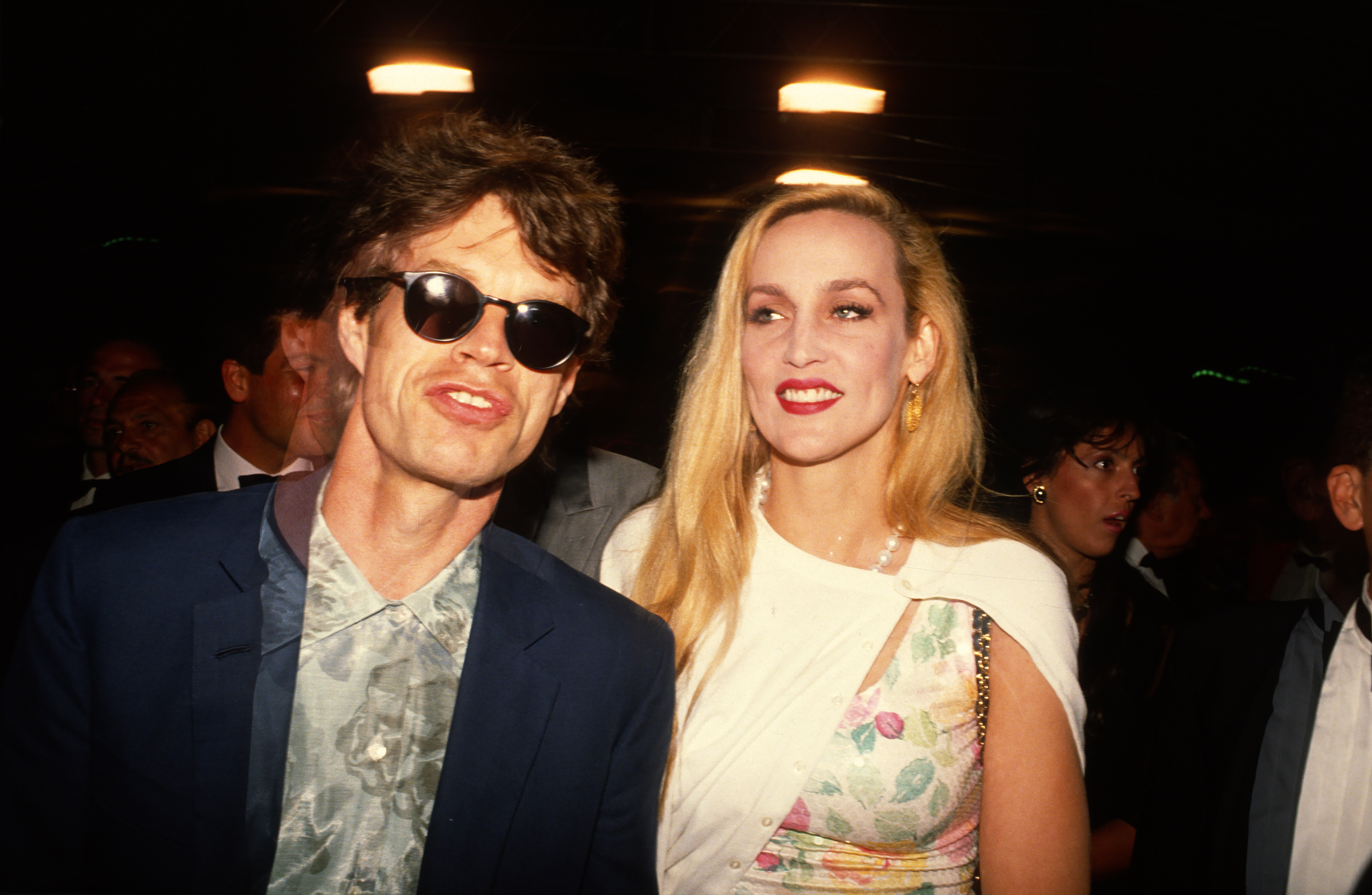 Mick Jagger und Jerry Hall bei den 43. Filmfestspielen von Cannes am 1. Mai 1990 in Cannes, Frankreich. | Quelle: Getty Images