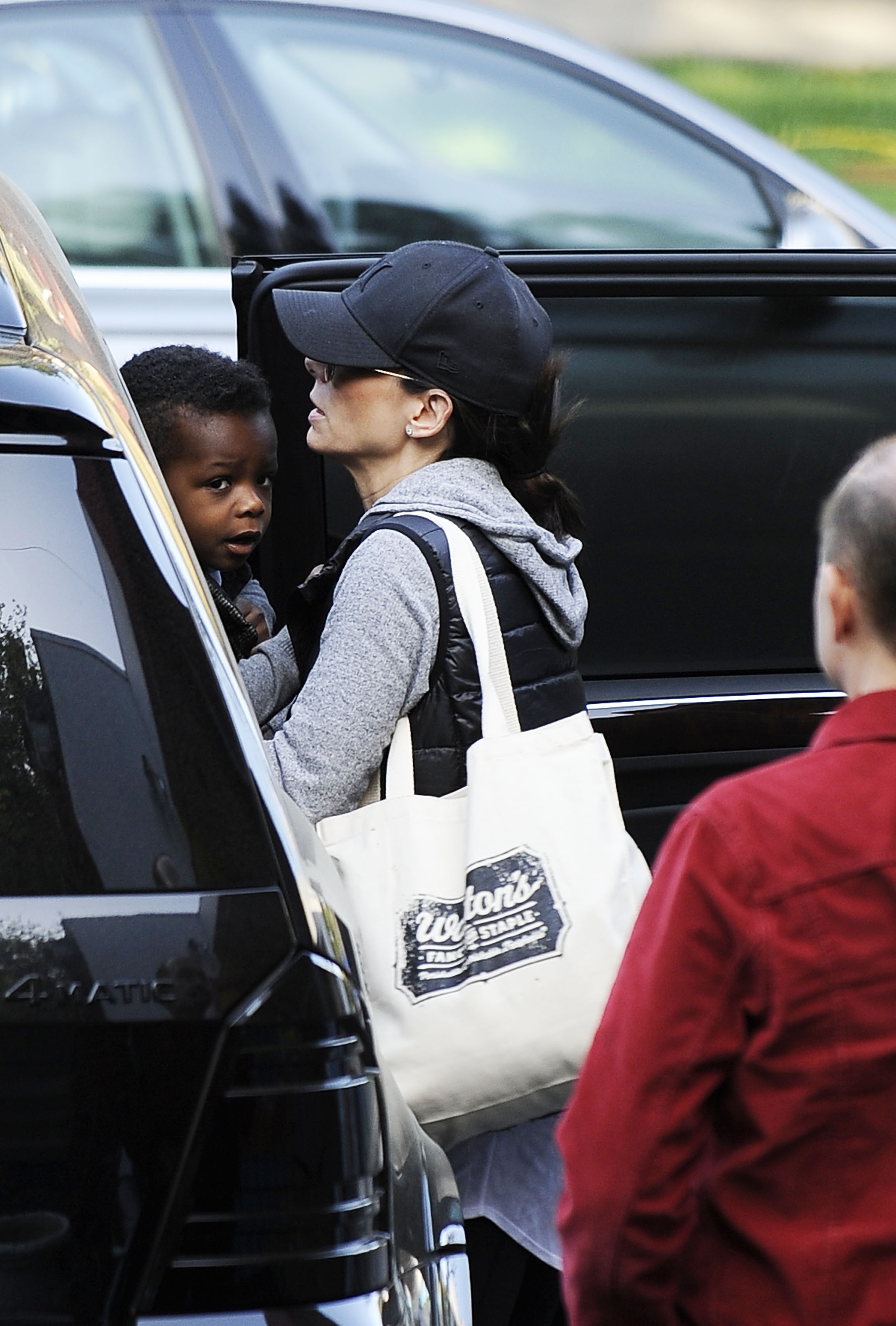 Die Schauspielerin und ihr Sohn Louis, gesehen am 8. April 2013 in Los Angeles, Kalifornien | Quelle: Getty Images