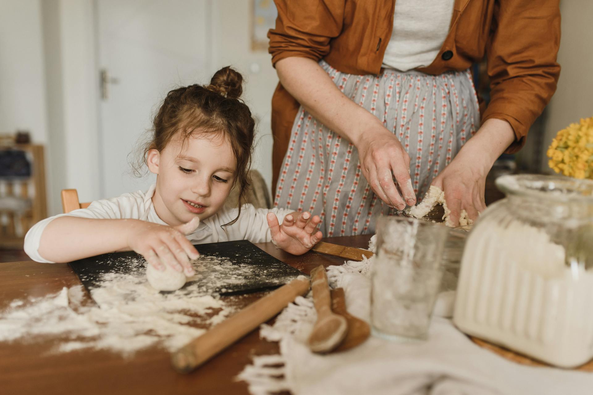 Ein Mädchen hilft seiner Großmutter beim Backen | Quelle: Pexels