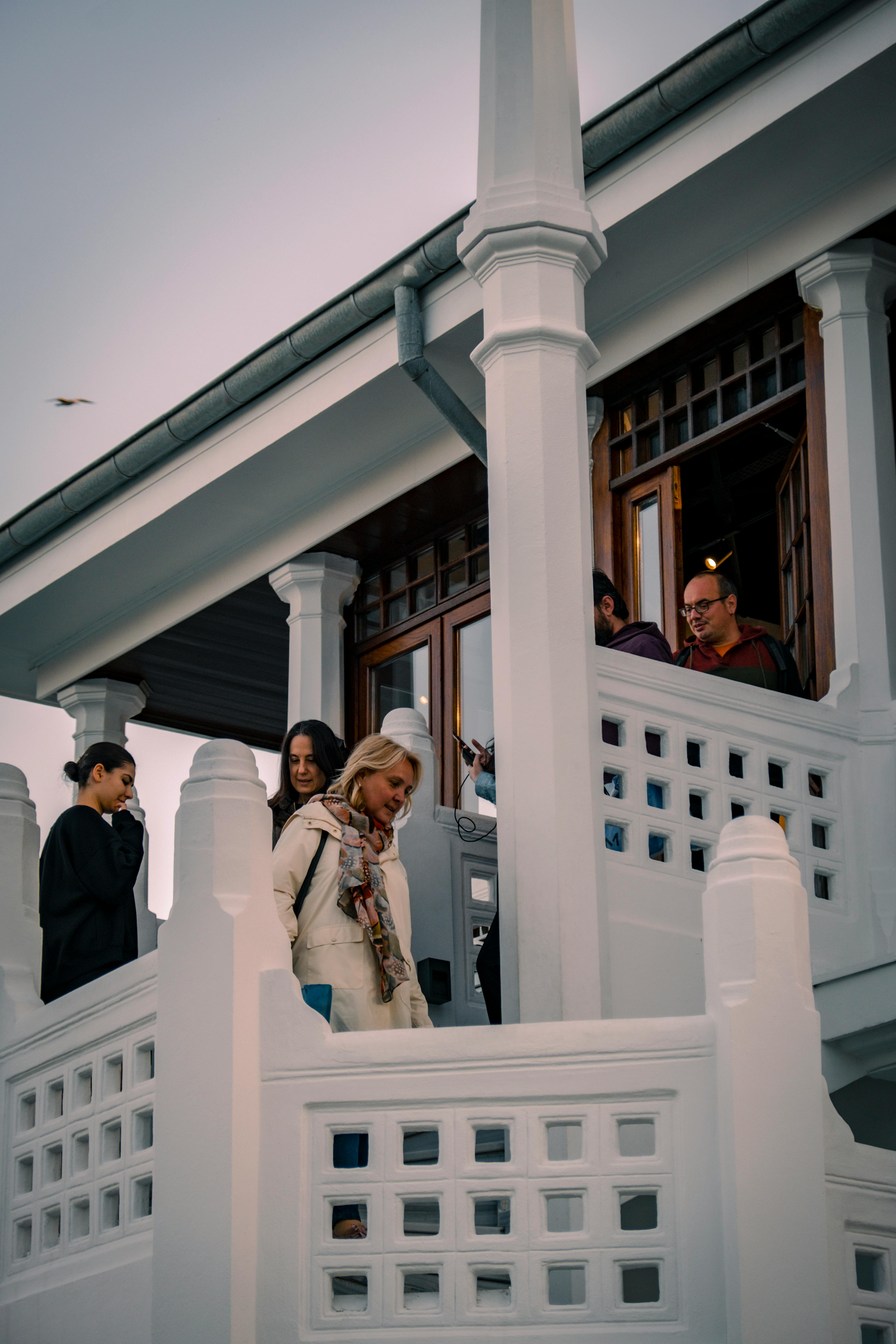 Menschen auf der Treppe vor einem Haus | Quelle: Pexels