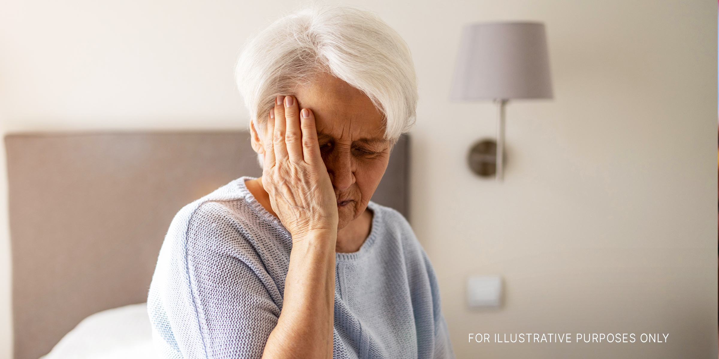 Eine ältere Frau, die gestresst aussieht | Quelle: Shutterstock