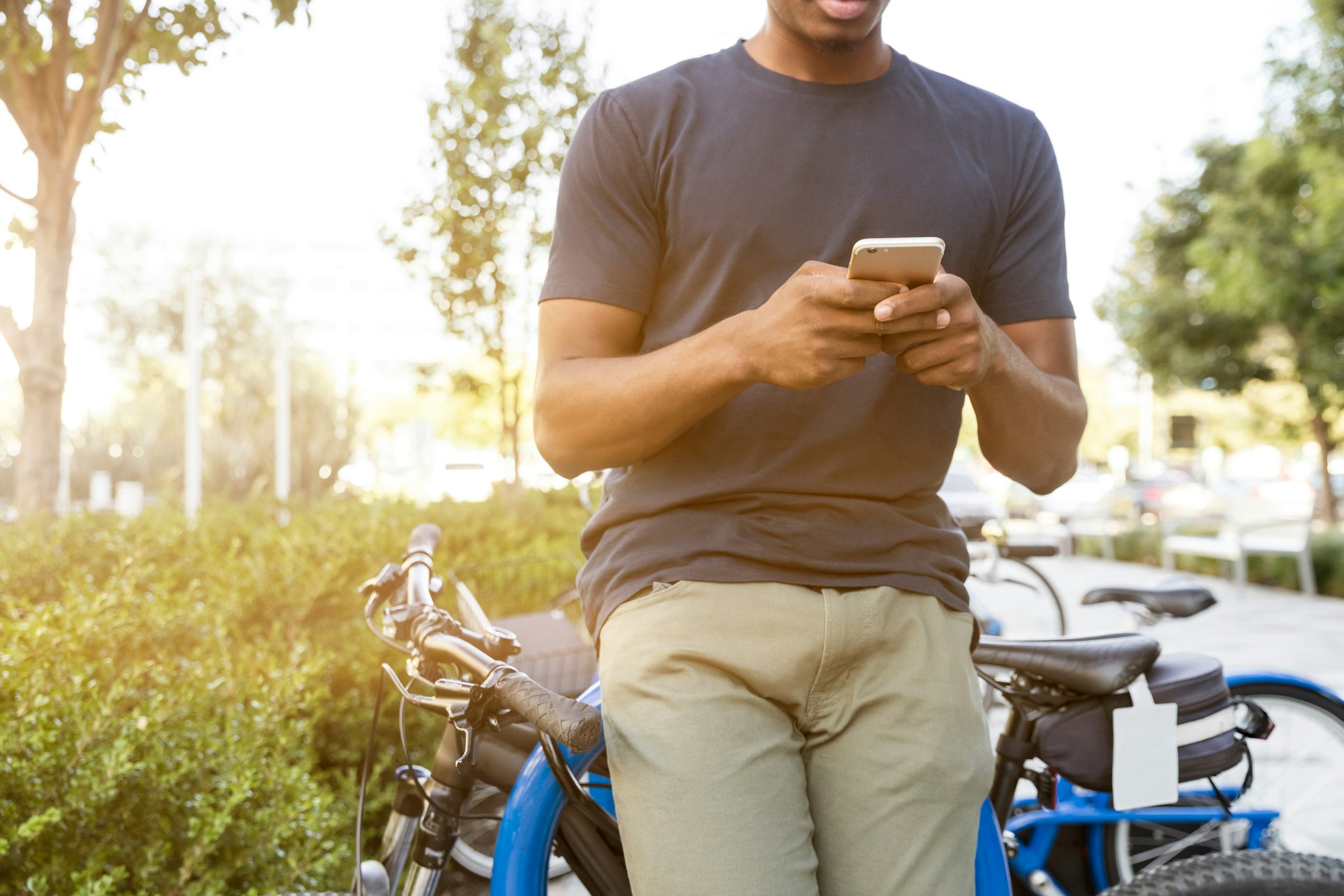 Ein Mann benutzt sein Telefon | Quelle: Unsplash