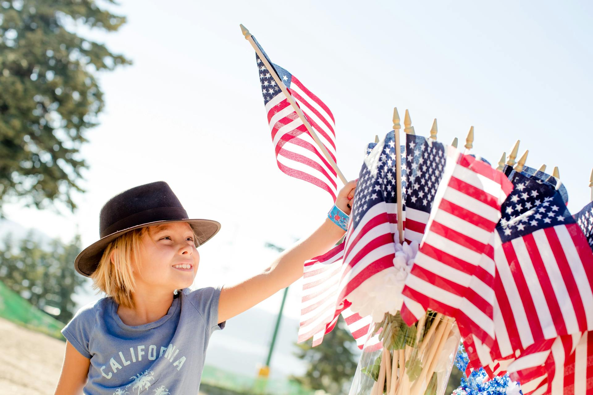 Ein kleiner Junge hält eine USA-Flagge | Quelle: Pexels