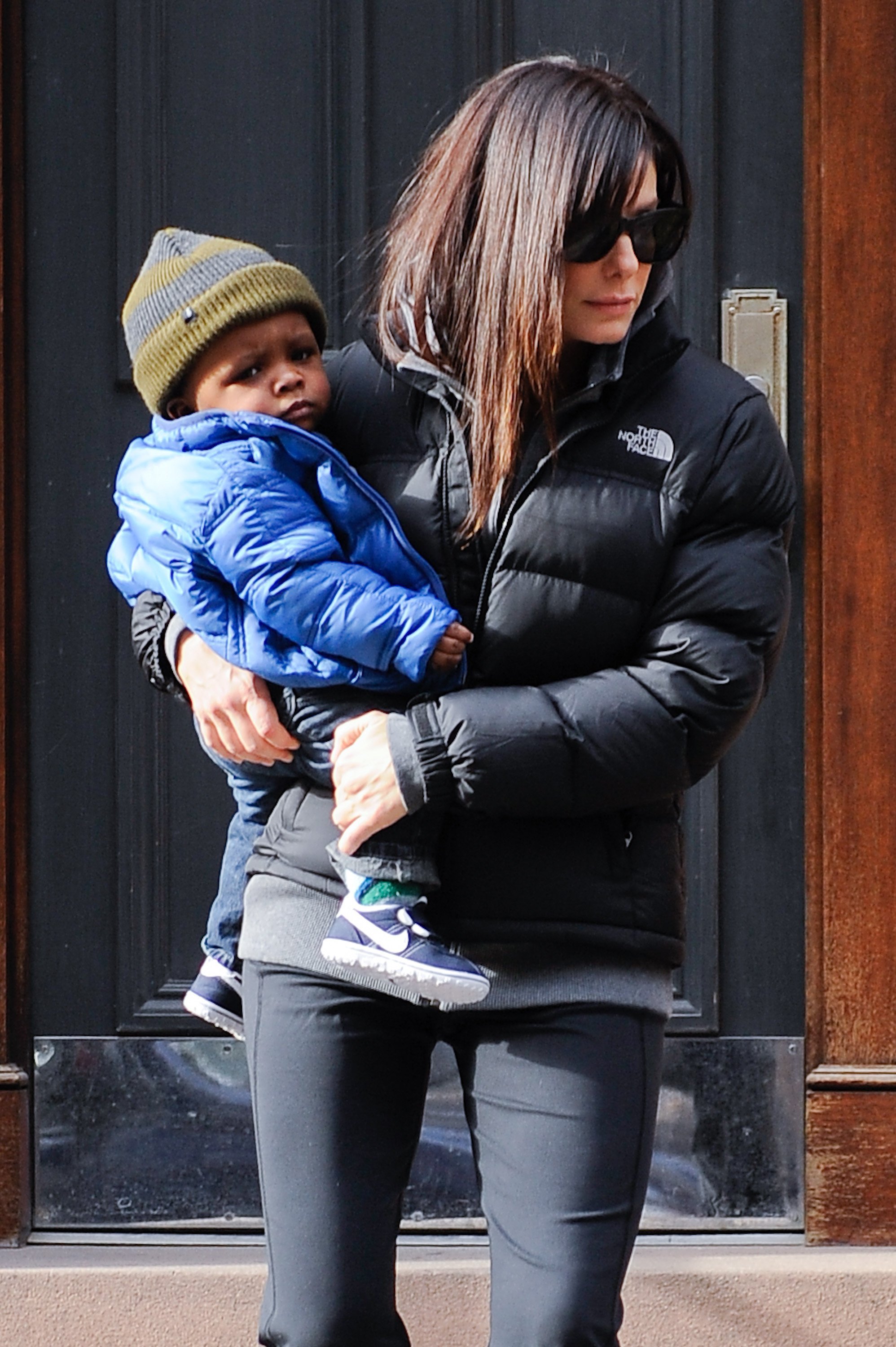 Sandra Bullock und ihr Sohn Louis Bullock, New York City, 2011 | Quelle: Getty Images