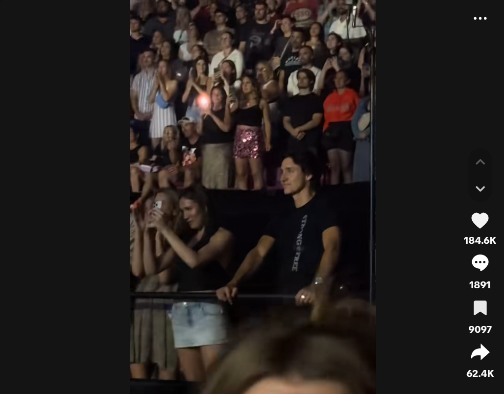 Justin Trudeau steht bei einem Konzert von Katy Perry in Montreal, Kanada, in der Menge, aus einem Video vom 30. Juli 2025. | Quelle: TikTok/@avocado6713