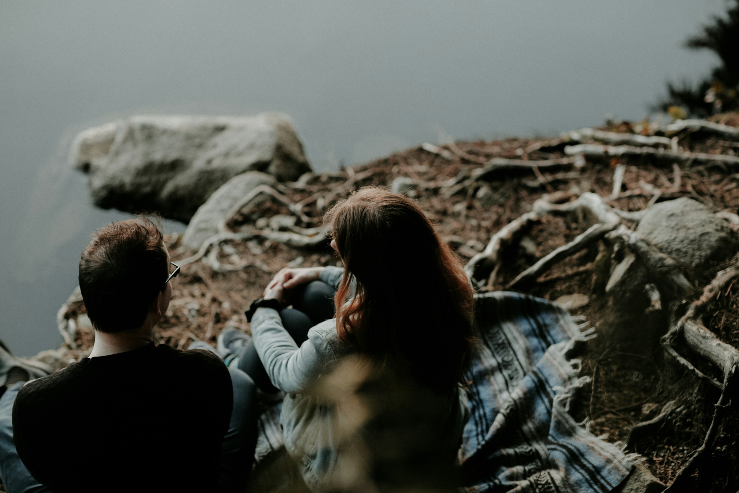 Ein Paar in einem ernsten Gespräch | Quelle: Unsplash