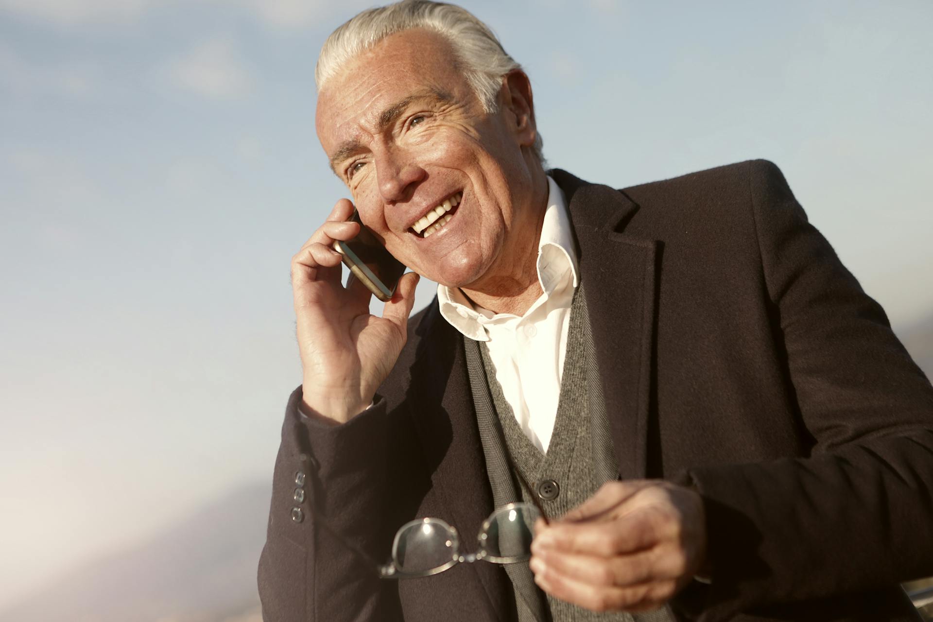 Ein erfreuter älterer Mann beim Telefonieren | Quelle: Pexels