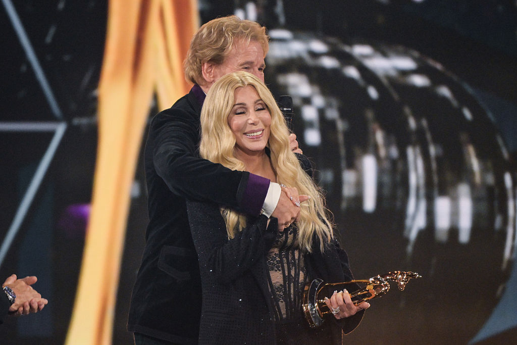 13. November 2025, Bayern, Grünwald: Bambi-Verleihung, Bavaria Film Studios, Cher wird von Thomas Gottschalk umarmt, nachdem sie bei der 77. Bambi-Verleihung in den Bavaria Film Studios einen BAMBI in der Kategorie „Legende“ erhalten hat. | Quelle: Getty Images