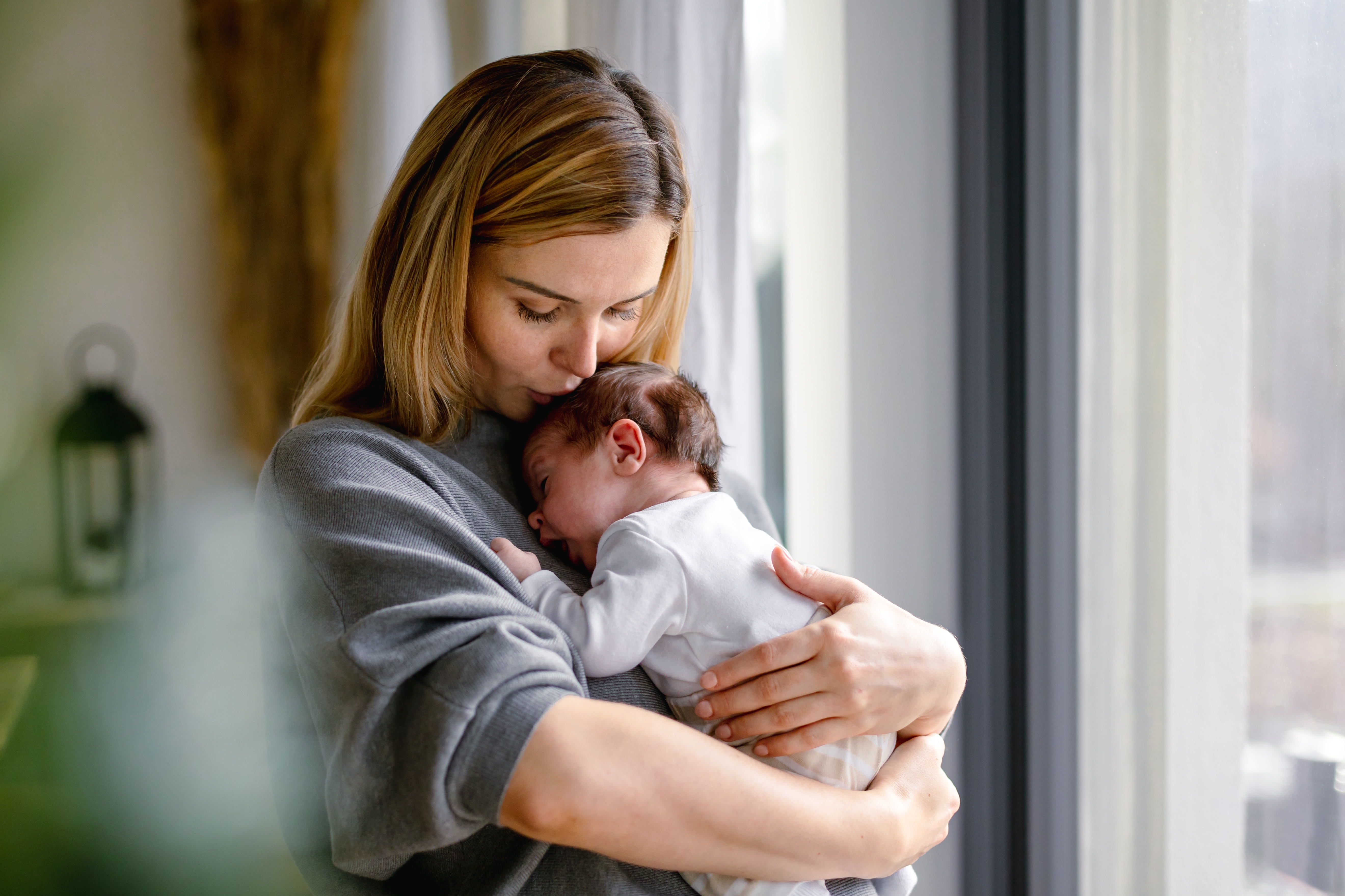 Eine Mutter hält ein neugeborenes Baby | Quelle: Shutterstock