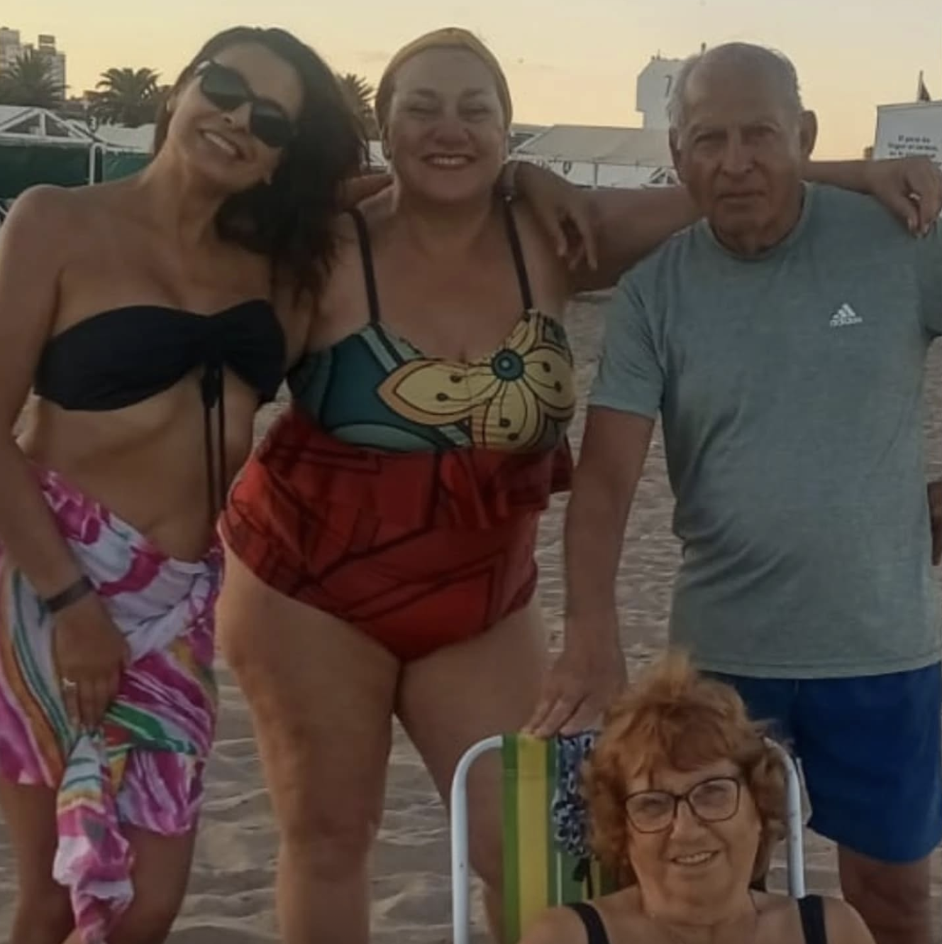Laura Fernanda Leguizamón ist mit ihrer Familie auf einem Foto zu sehen, das am 1. März 2025 geteilt wurde | Quelle: Facebook/laura.leguizamon.1044