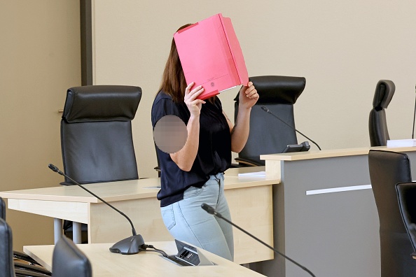 Die Angeklagte betritt den Gerichtssaal des Landgerichts Rostock zur Fortsetzung des Mordprozesses im Fall Fabian, 16. Juni 2026. | Quelle: Getty Images"