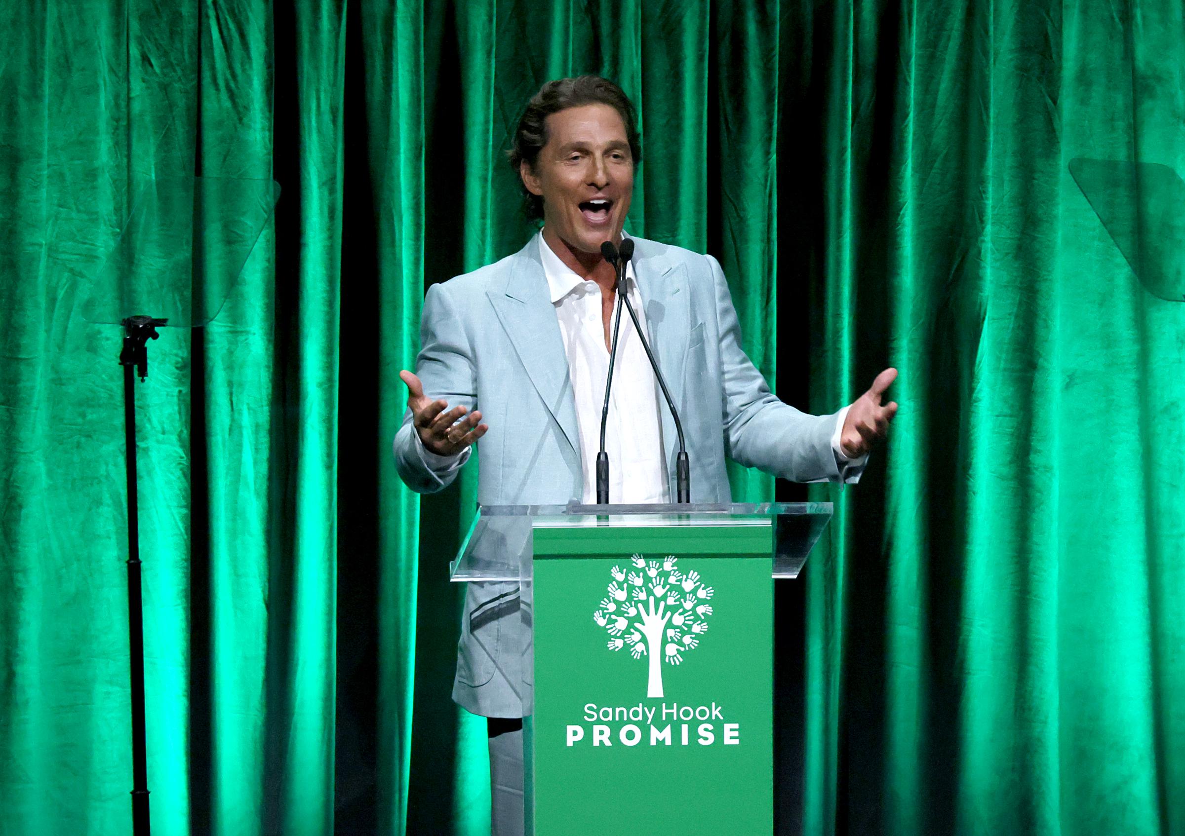 Matthew McConaughey spricht auf der Sandy Hook Promise Benefizveranstaltung 2022 in New York City am 6. Dezember 2022. | Quelle: Getty Images