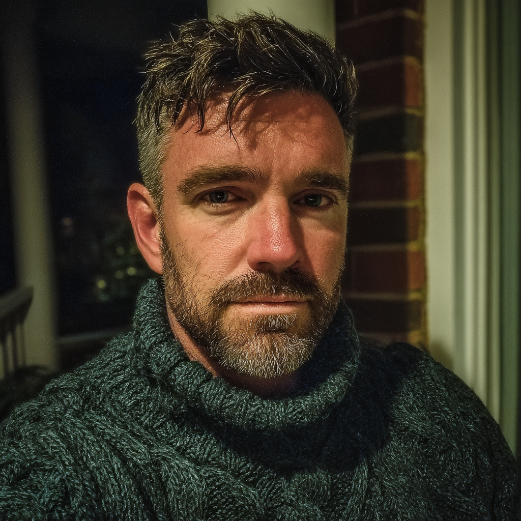 Ein nachdenklicher Mann, der auf einer Veranda steht | Quelle: Midjourney