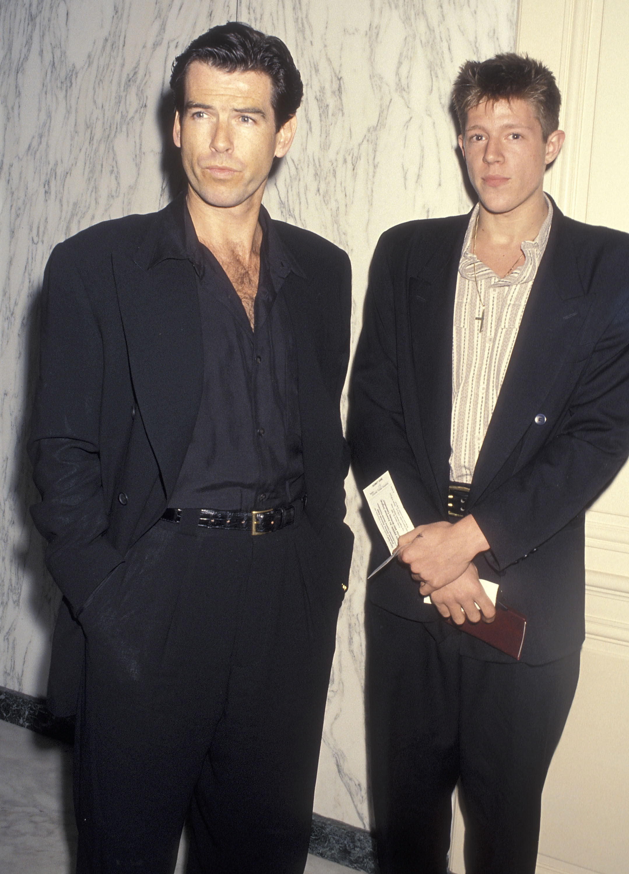 Pierce und Christopher Brosnan bei einer Veranstaltung der American Cinema Awards in Beverly Hills, Kalifornien am 20. März 1992 | Quelle: Getty Images