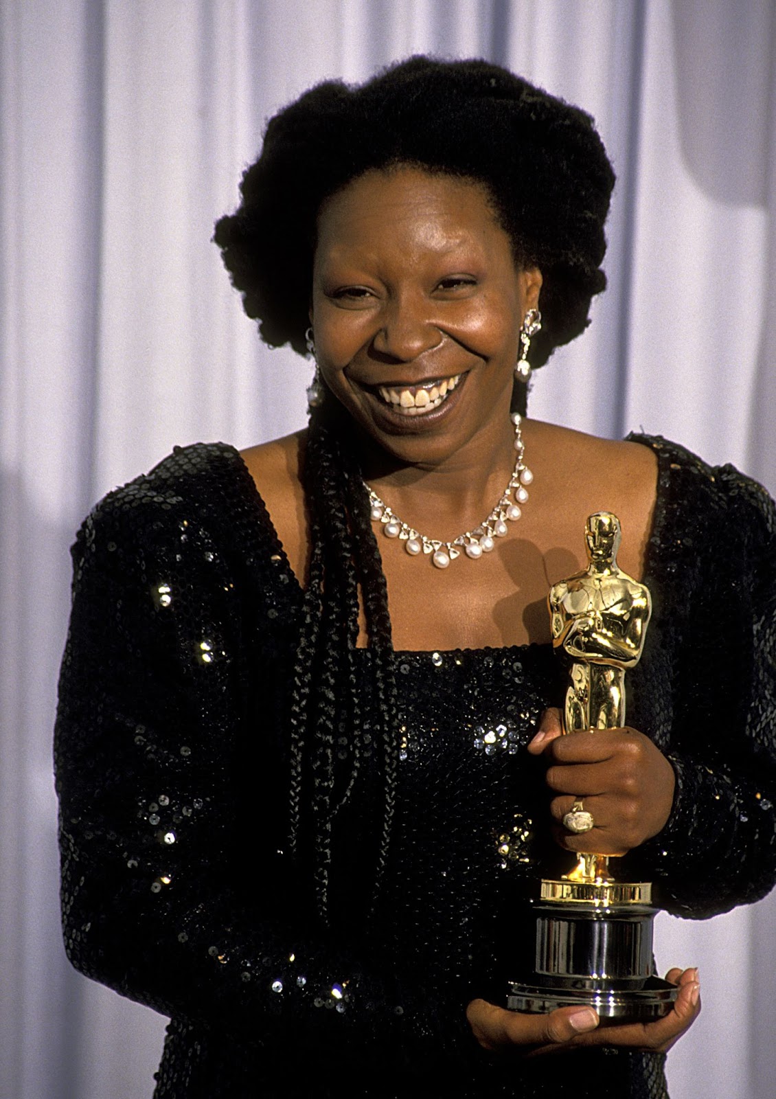 Whoopi Goldberg mit ihrem Oscar für die beste Nebendarstellerin bei den 63rd Annual Academy Awards in Los Angeles, Kalifornien, am 25. März 1991. | Quelle: Getty Images