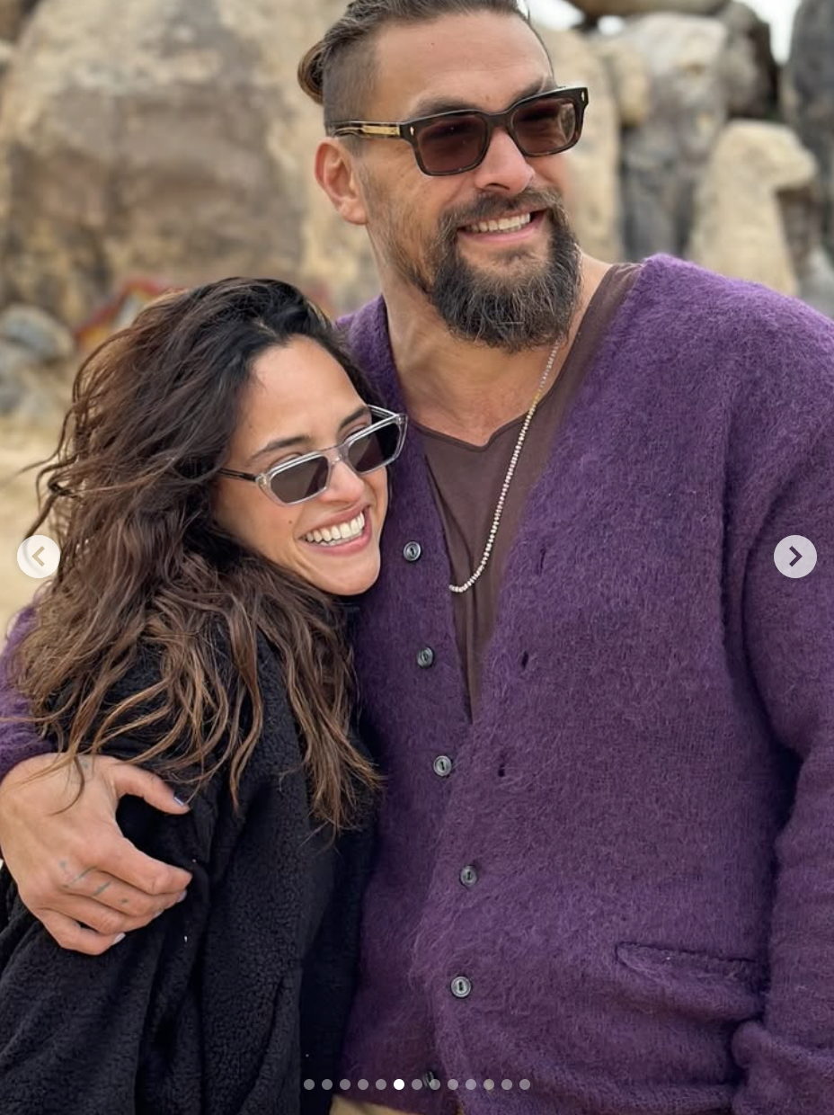Adria Arjona und Jason Momoa umarmen sich, wie auf einem Foto vom 1. August 2025 zu sehen ist | Quelle: Instagram/adriaarjona