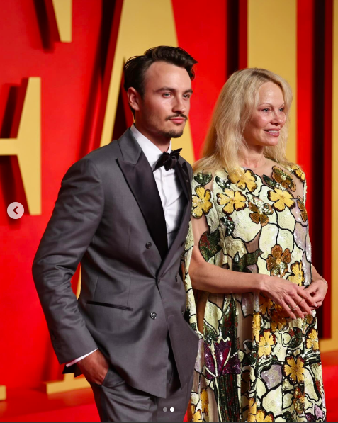 Brandon Thomas Lee und Pamela Anderson posieren für ein Foto auf der Vanity Fair Oscar Party, gepostet am 11. März 2024 | Quelle: Instagram/brandonthomaslee