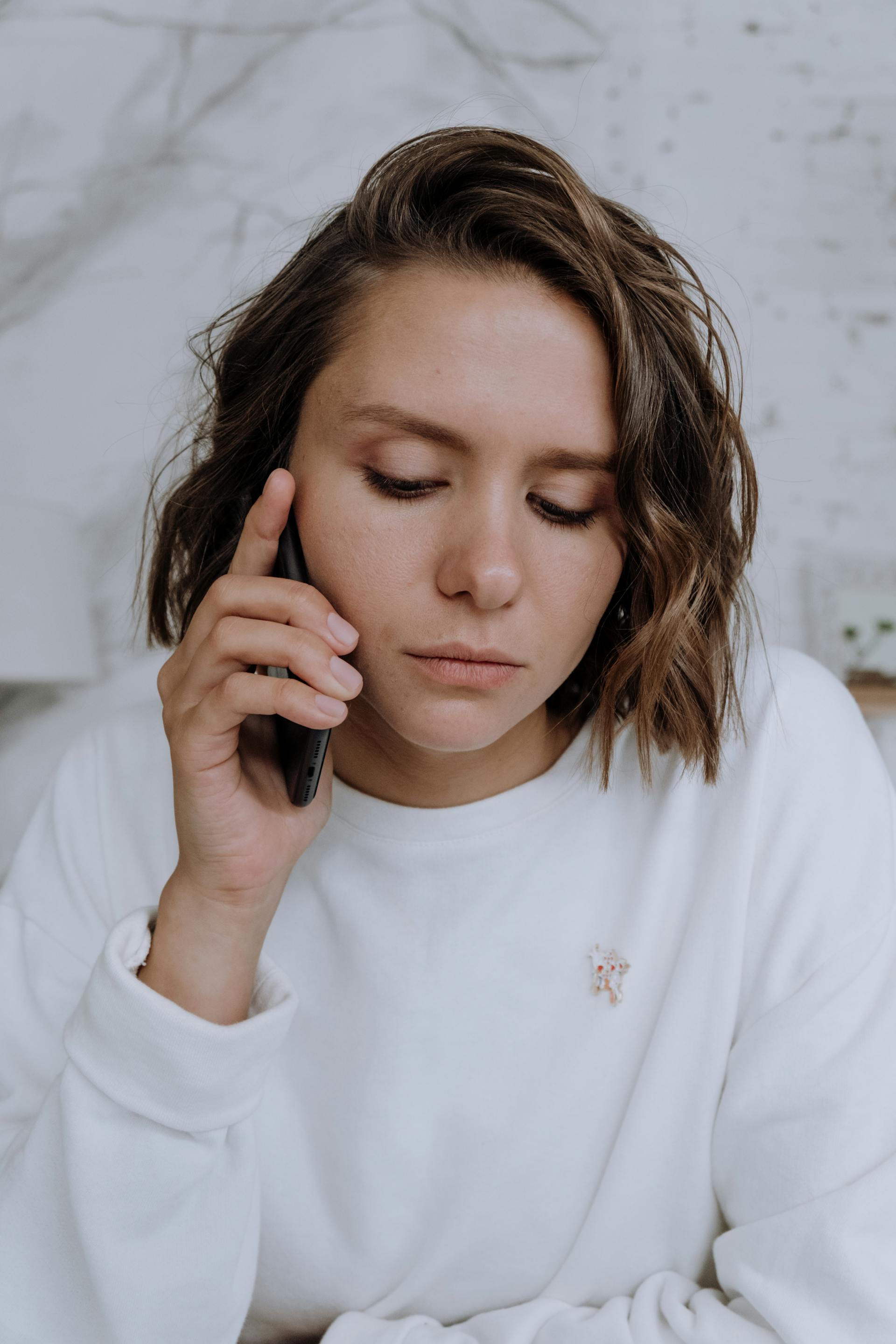 Eine Frau, die mit ihrem Handy telefoniert | Quelle: Pexels