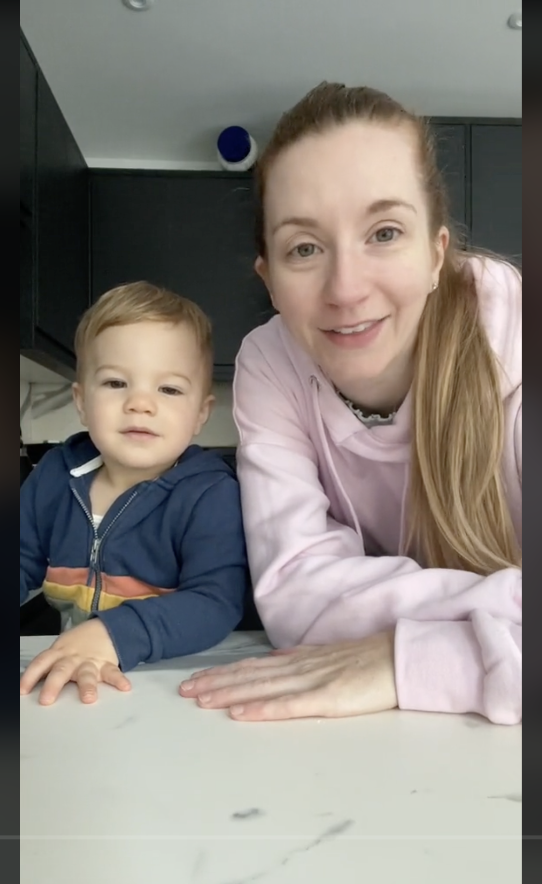 Samantha Mary mit ihrem Sohn Jack, zu sehen in einem Video vom 3. November 2023 | Quelle: TikTok/samanthamary1989