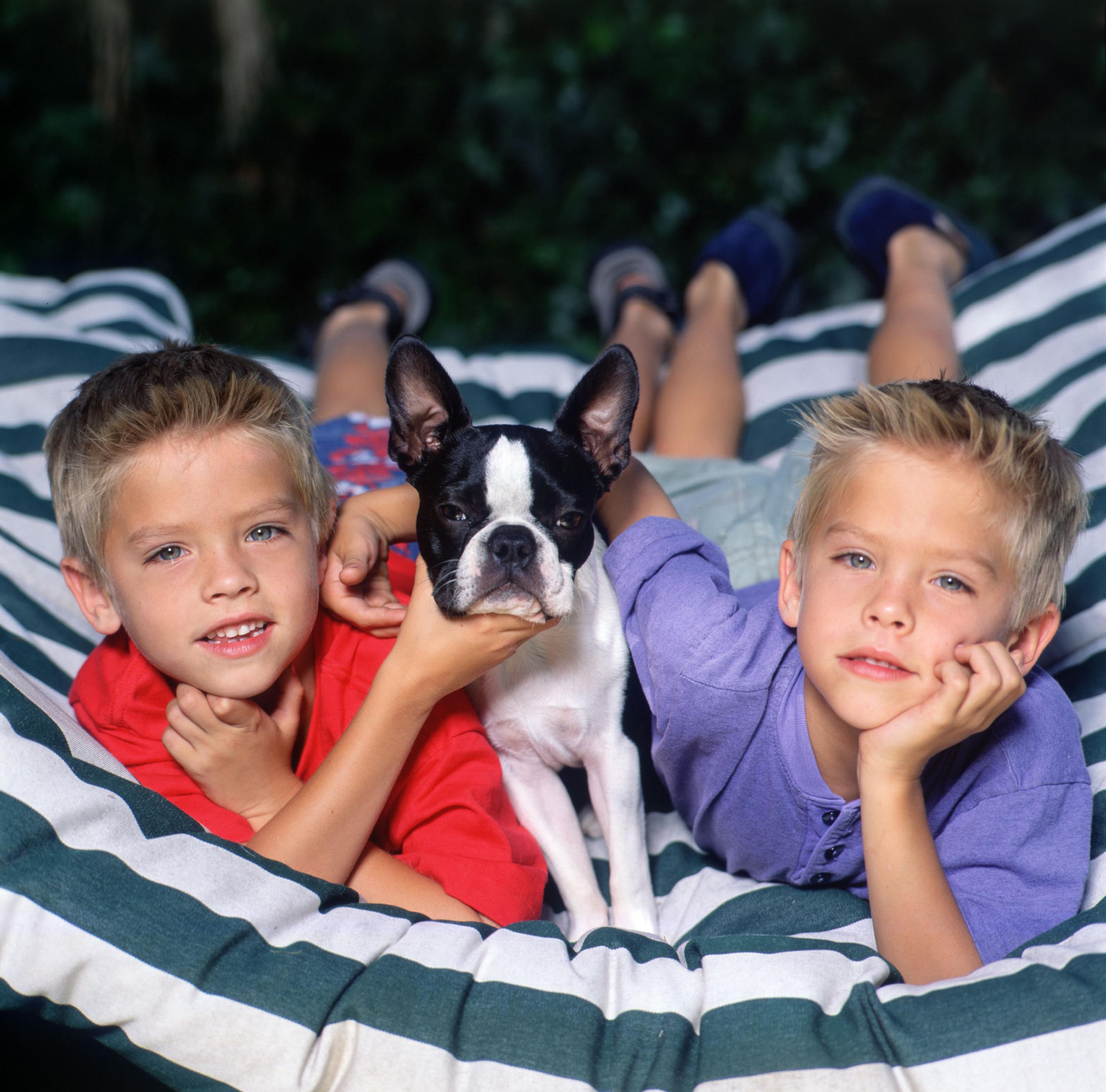 Cole und Dylan Sprouse posieren für ein Porträt, ca. 2000. | Quelle: Getty Images