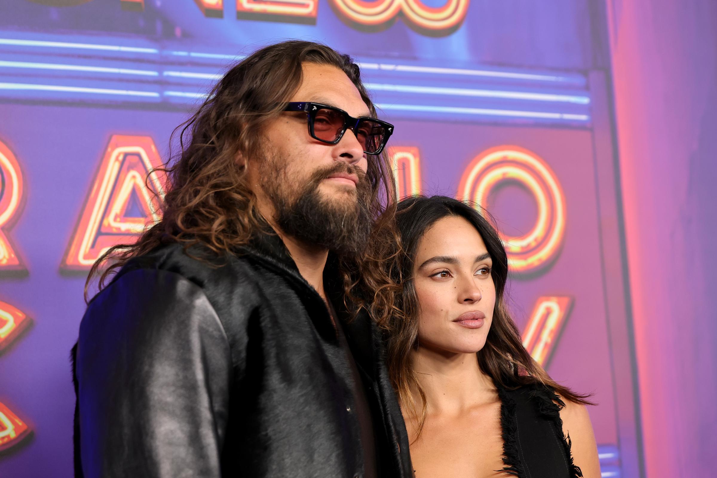 Jason Momoa und Adria Arjona. | Quelle: Getty Images