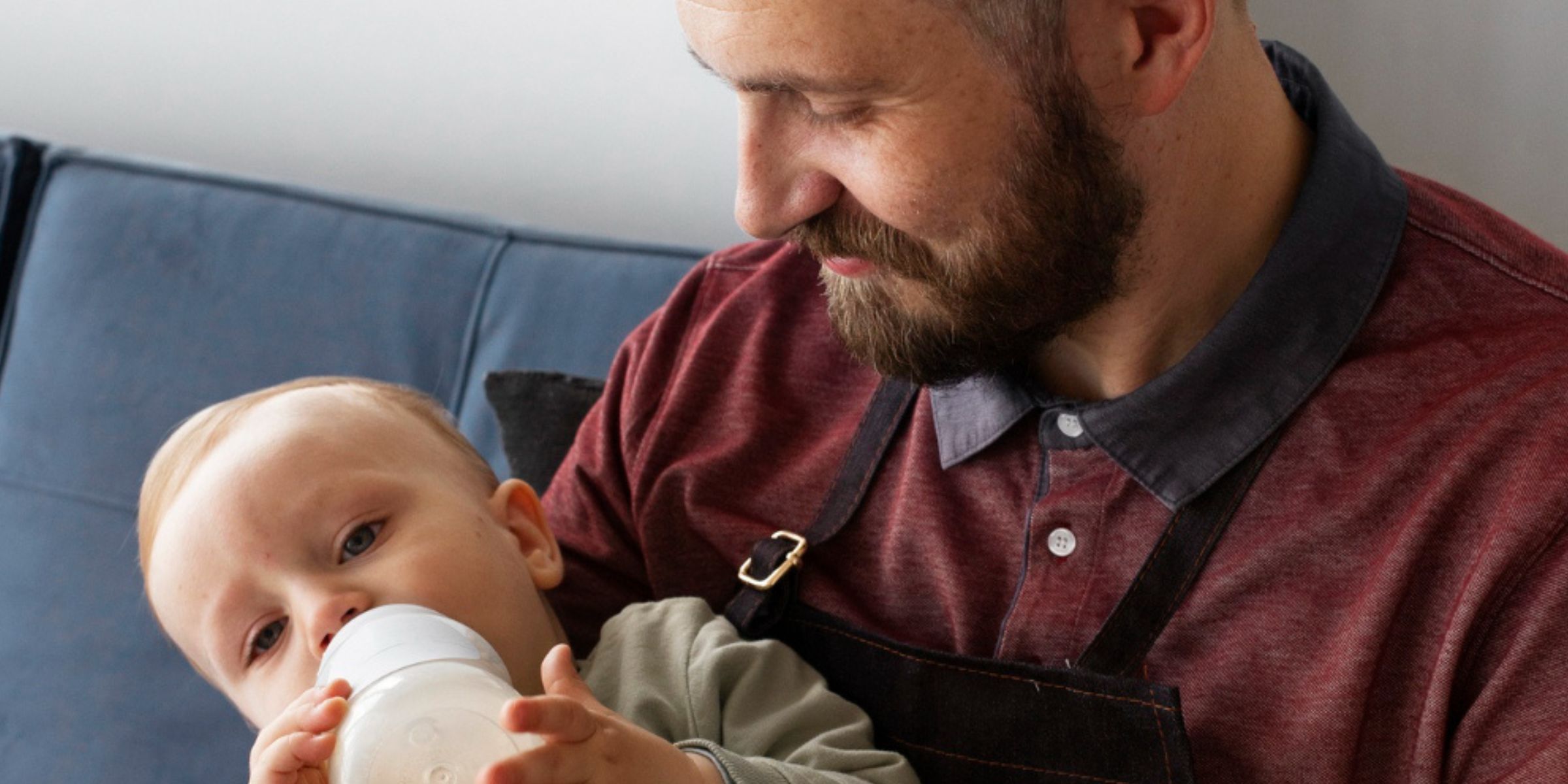 Ein Mann füttert ein Baby | Quelle: Freepik