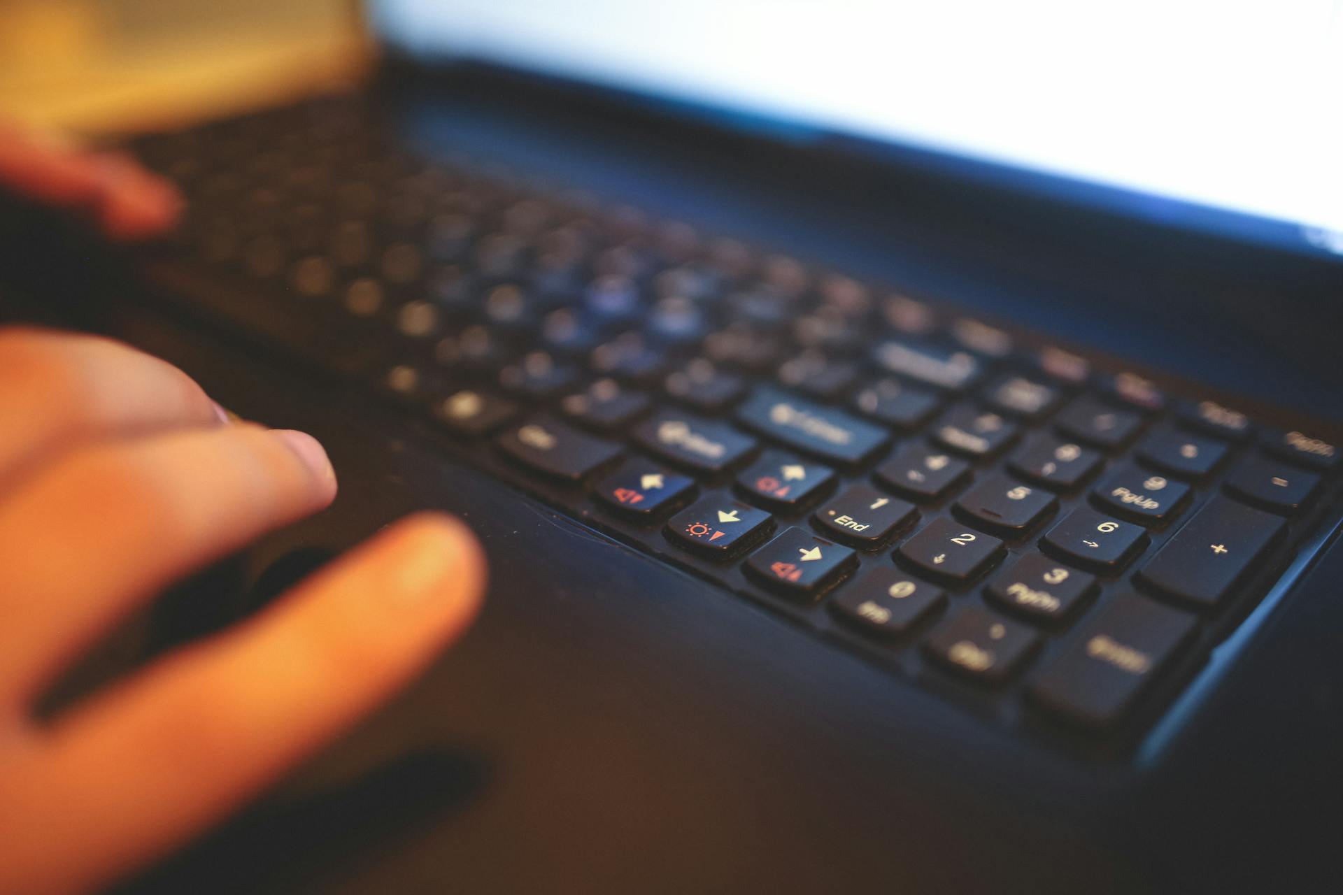 Eine Nahaufnahme einer Laptop-Tastatur | Quelle: Pexels