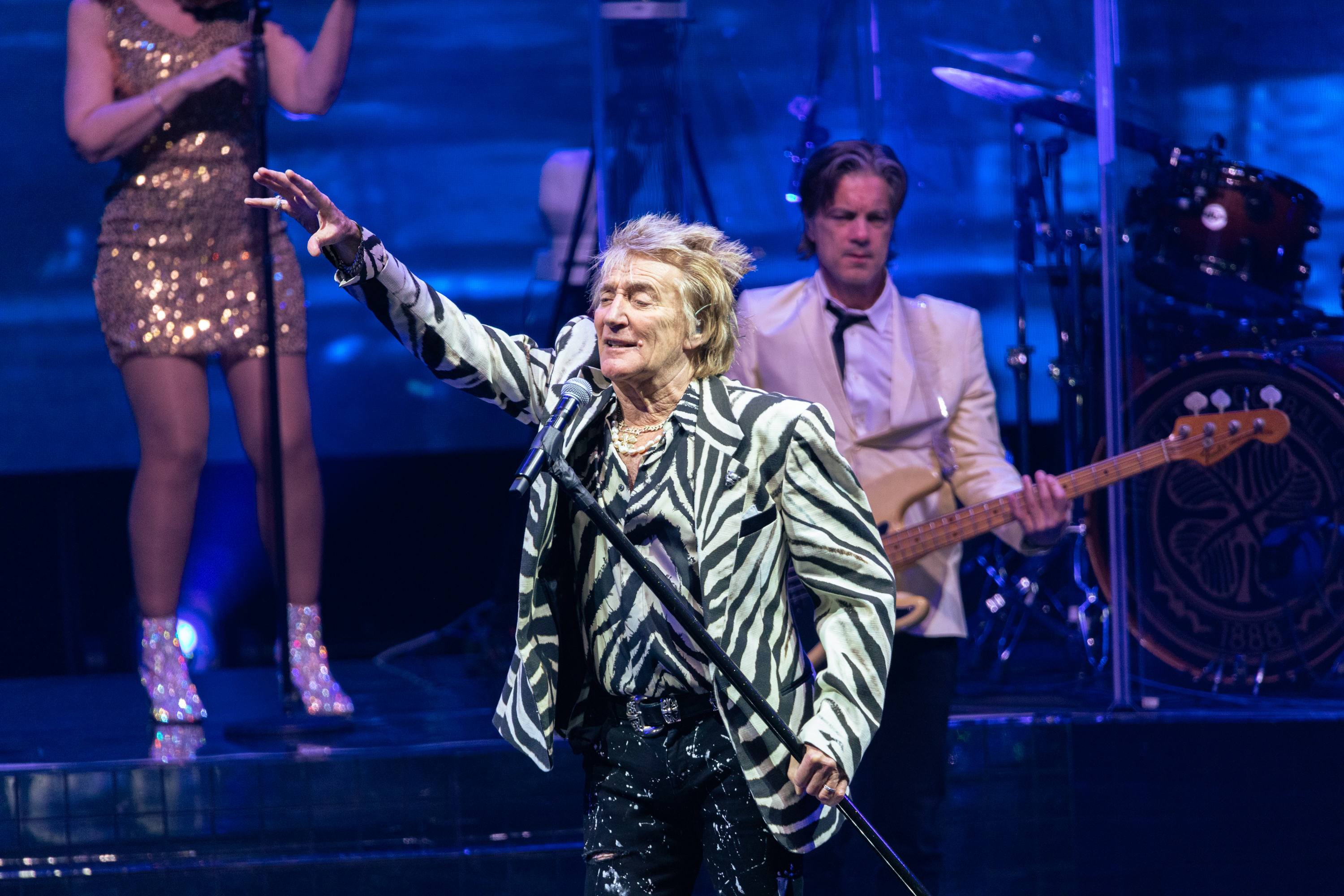 Rod Stewart bei seinem Auftritt während des "Christmas By Starlite" 2023 Konzerts am 14. Dezember in Madrid, Spanien. | Quelle: Getty Images