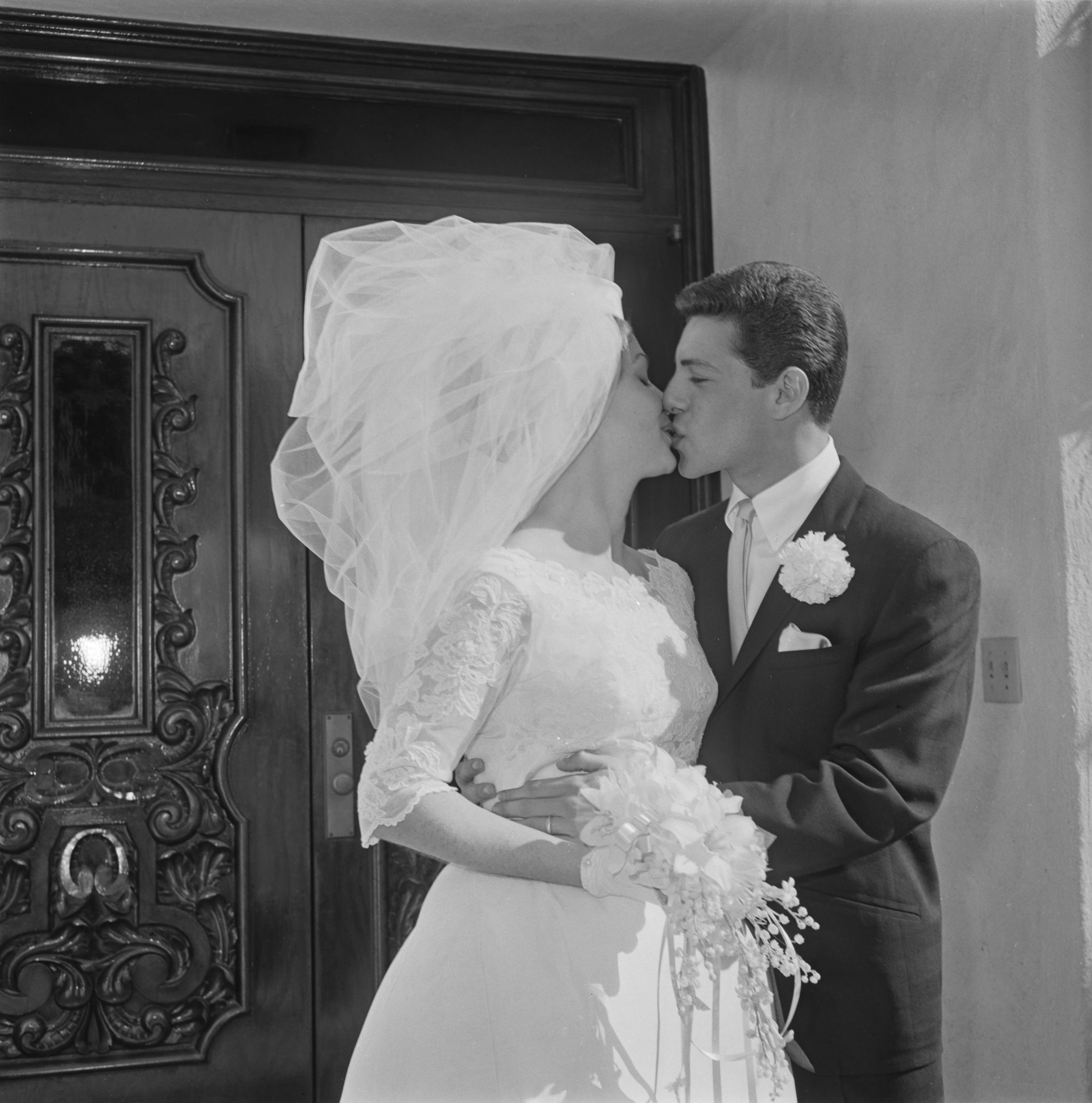 Kathryn Diebel und Frankie Avalon, fotografiert nach ihrer Hochzeit am 19. Januar 1963 in North Hollywood, Kalifornien. | Quelle: Getty Images