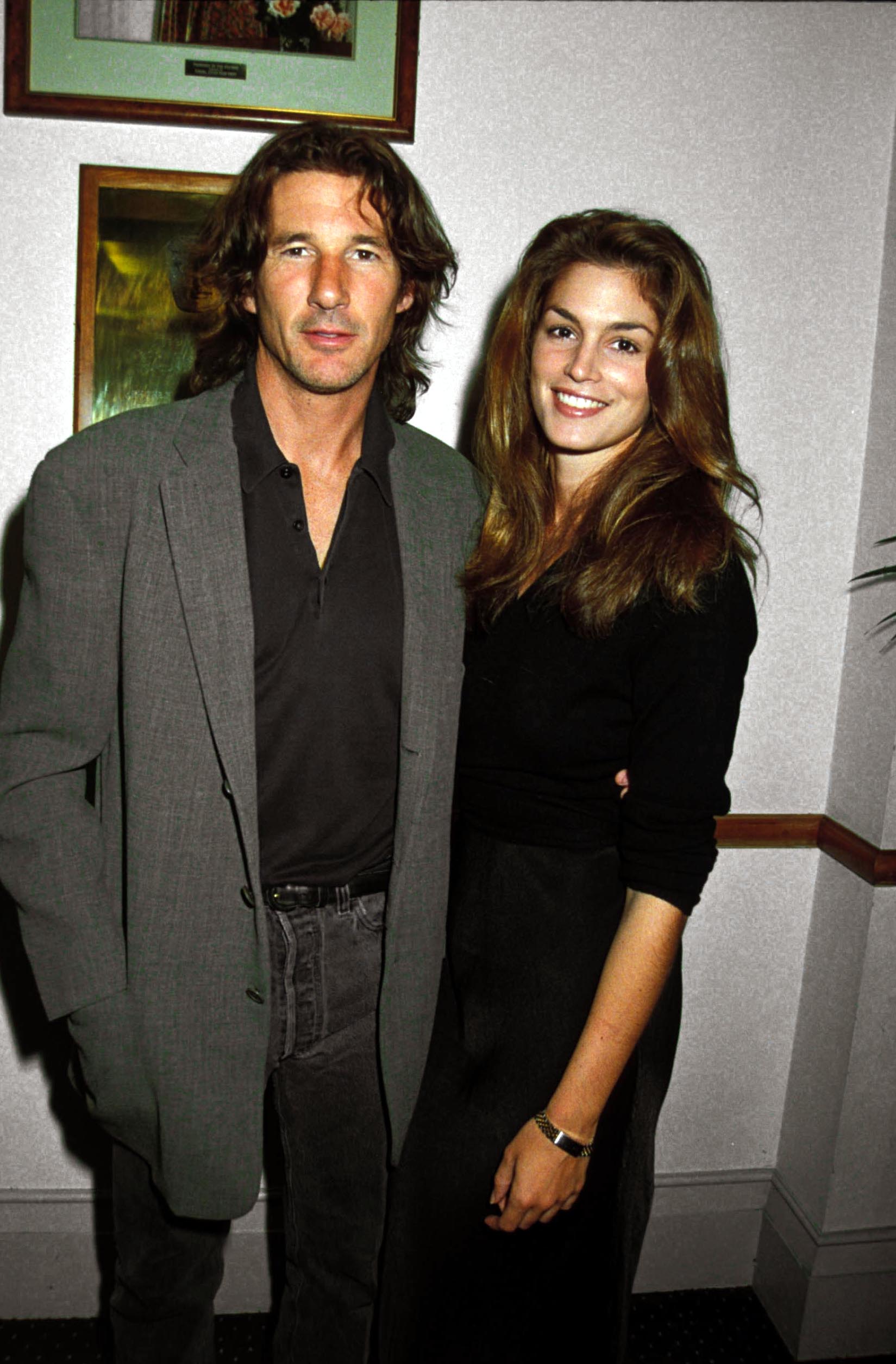 Cindy Crawford und Richard Gere besuchen die "Mr Jones Premiere" circa 1991. | Quelle: Getty Images