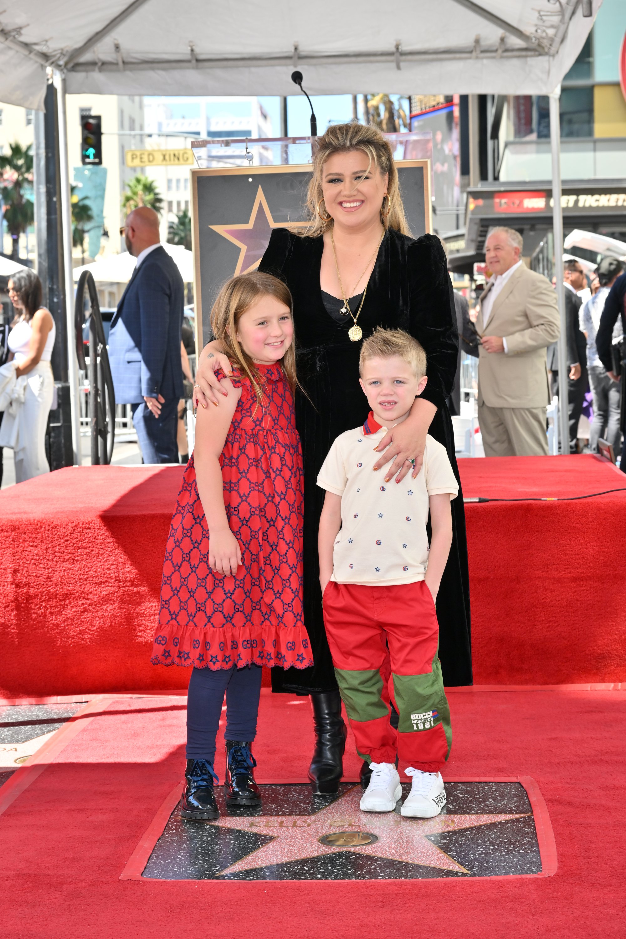 Kelly Clarkson und ihre Kinder River Rose Blackstock und Remington Alexander Blackstock auf dem Hollywood Walk of Fame im Jahr 2022. | Quelle: Getty Images