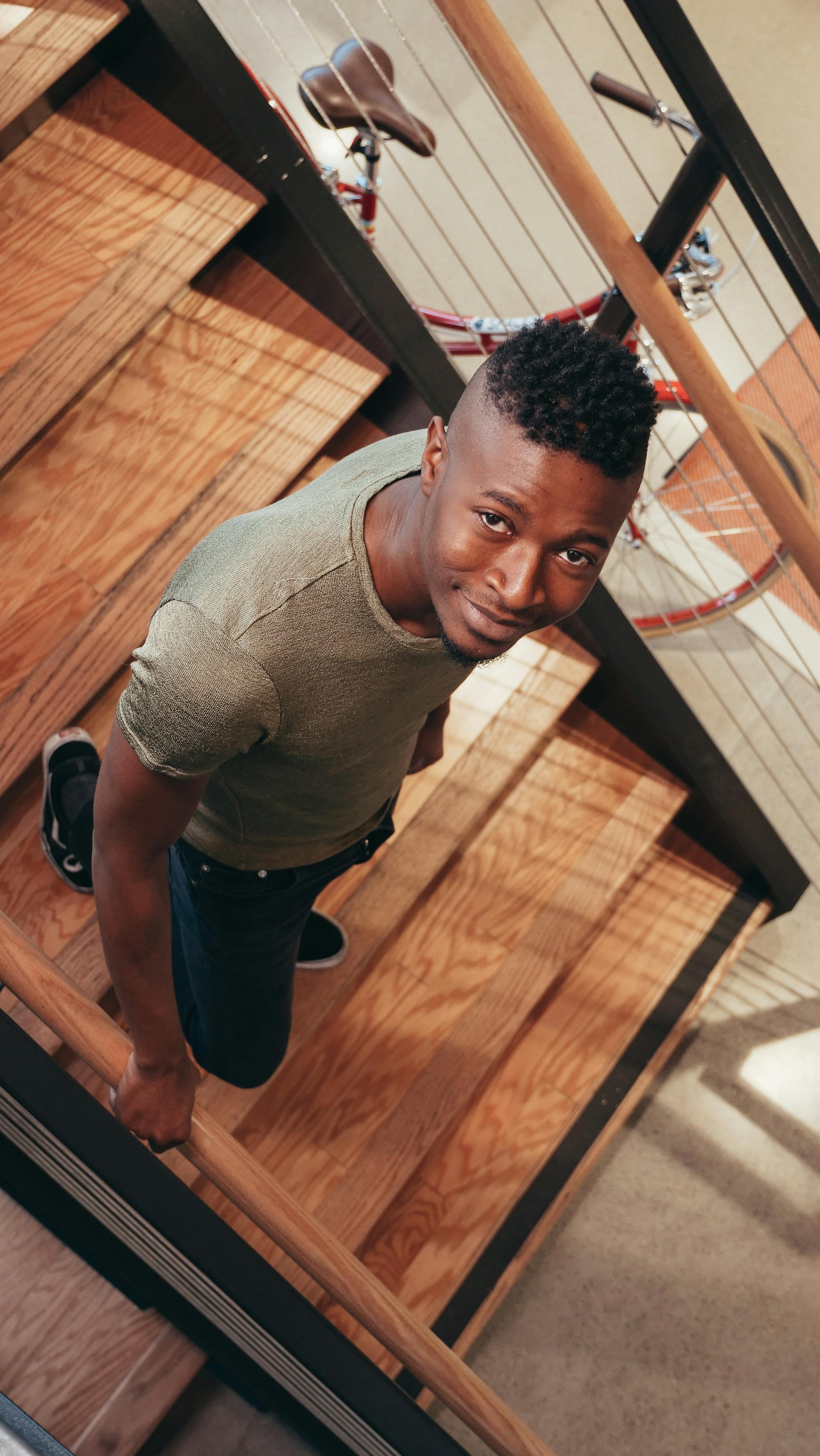 Ein glücklicher Mann geht eine Treppe hinunter | Quelle: Pexels