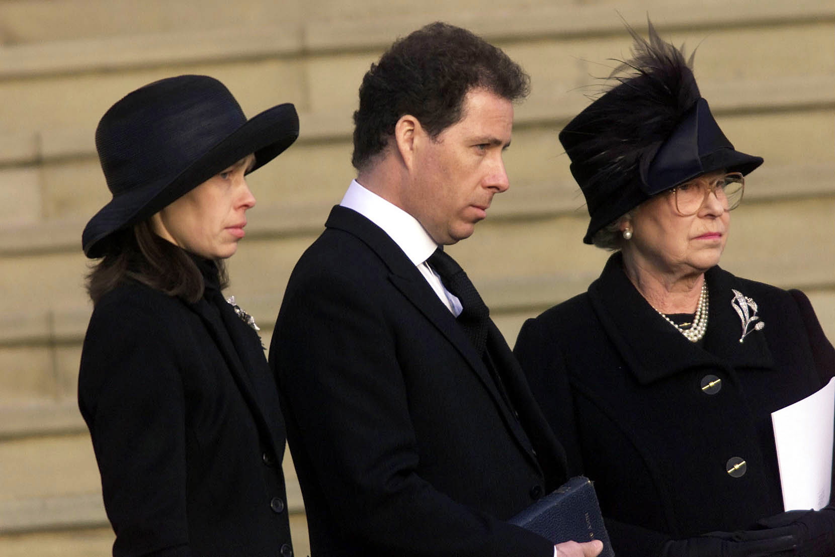 Lady Sarah Chatto, David Armstrong-Jones Linley und Königin Elizabeth II. während der Beerdigung von Prinzessin Margaret in der St. George's Chapel am 15. Februar 2002 in Windsor Castle, Großbritannien. | Quelle: Getty Images