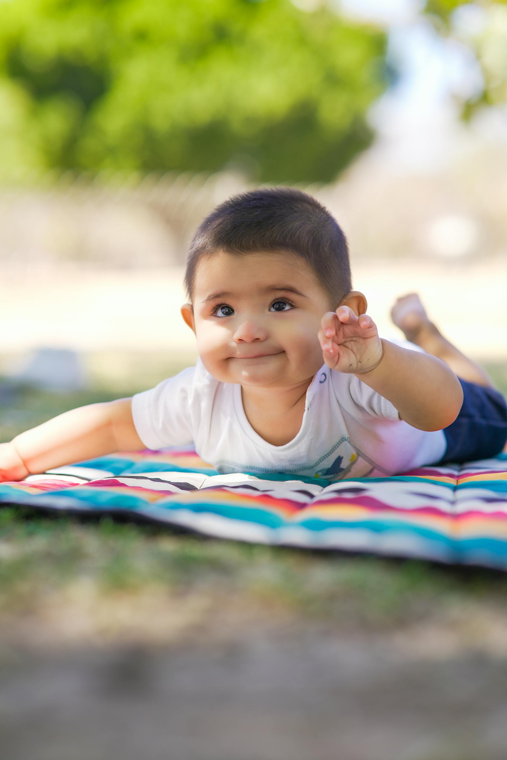 Ein süßes Baby, das auf einer Decke liegt | Quelle: Pexels