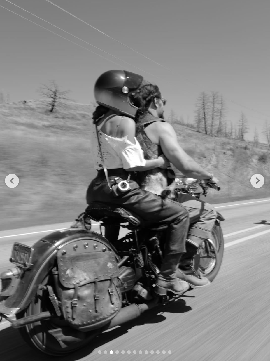 Adria Arjona sitzt auf einem Foto vom 1. August 2025 hinter Jason Momoa, während er Motorrad fährt | Quelle: Instagram/adriaarjona