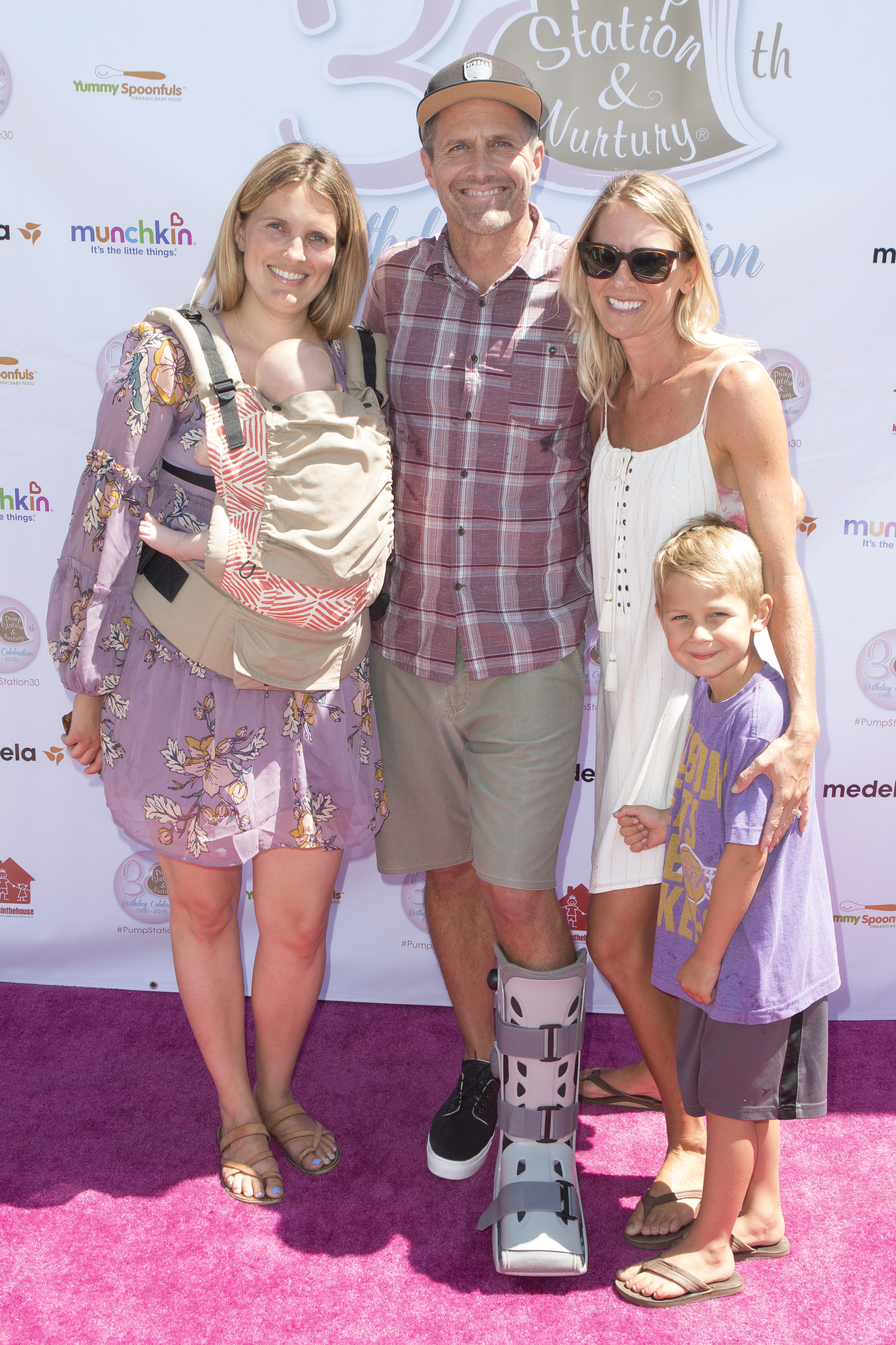 Der Schauspieler mit seiner Frau Erin Bolte und der Healthy Child Healthy World Outreach Managerin Meredith McMahon bei der Feier zum 30-jährigen Jubiläum von Pump Station & Nurtury am 14. August 2016 | Quelle: Getty Images