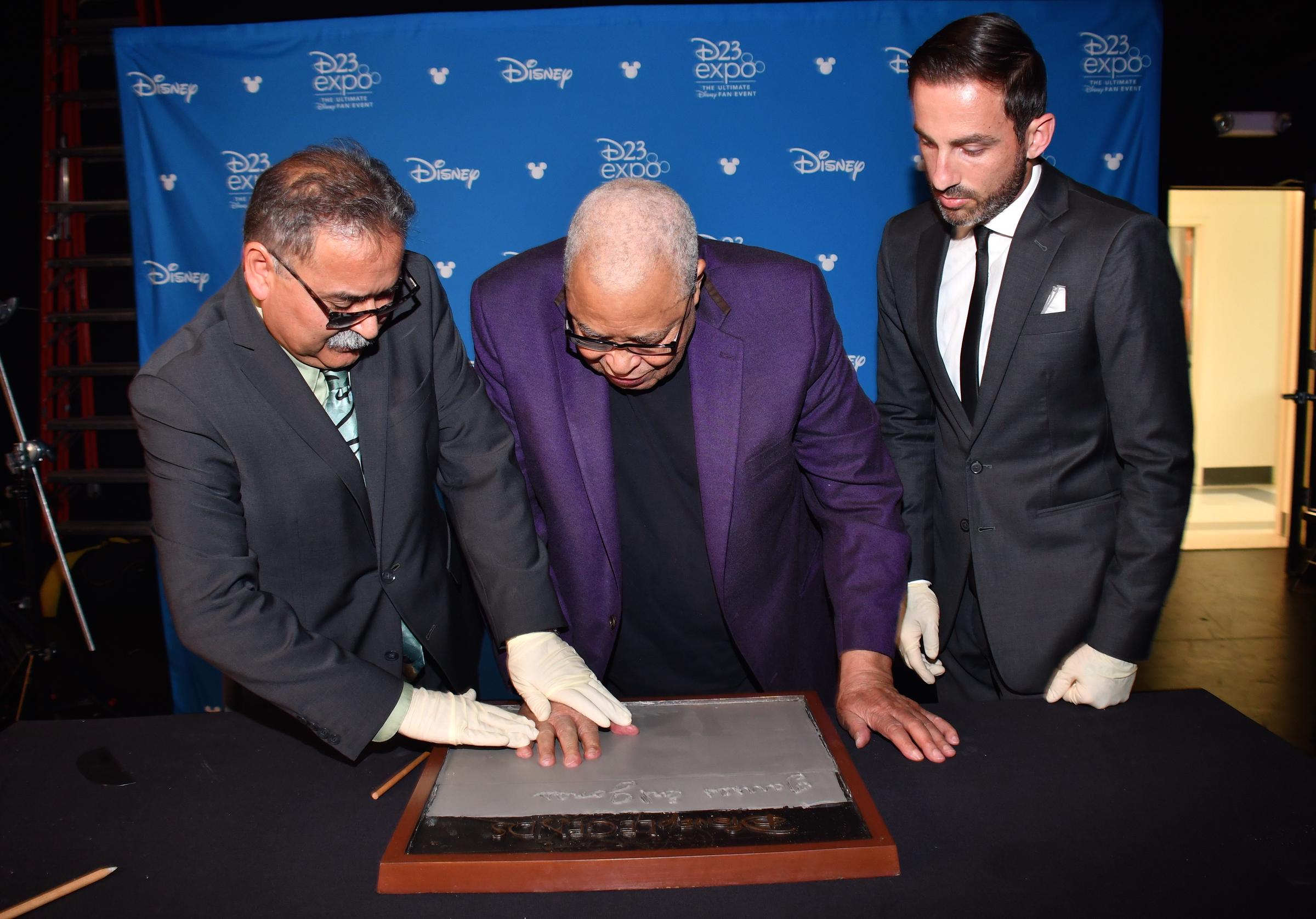 James Earl Jones beim Gießen seiner Hand in Zement für Disney während einer Veranstaltung am 10. Juli 2019 in Pawling, New York. | Quelle: Getty Images