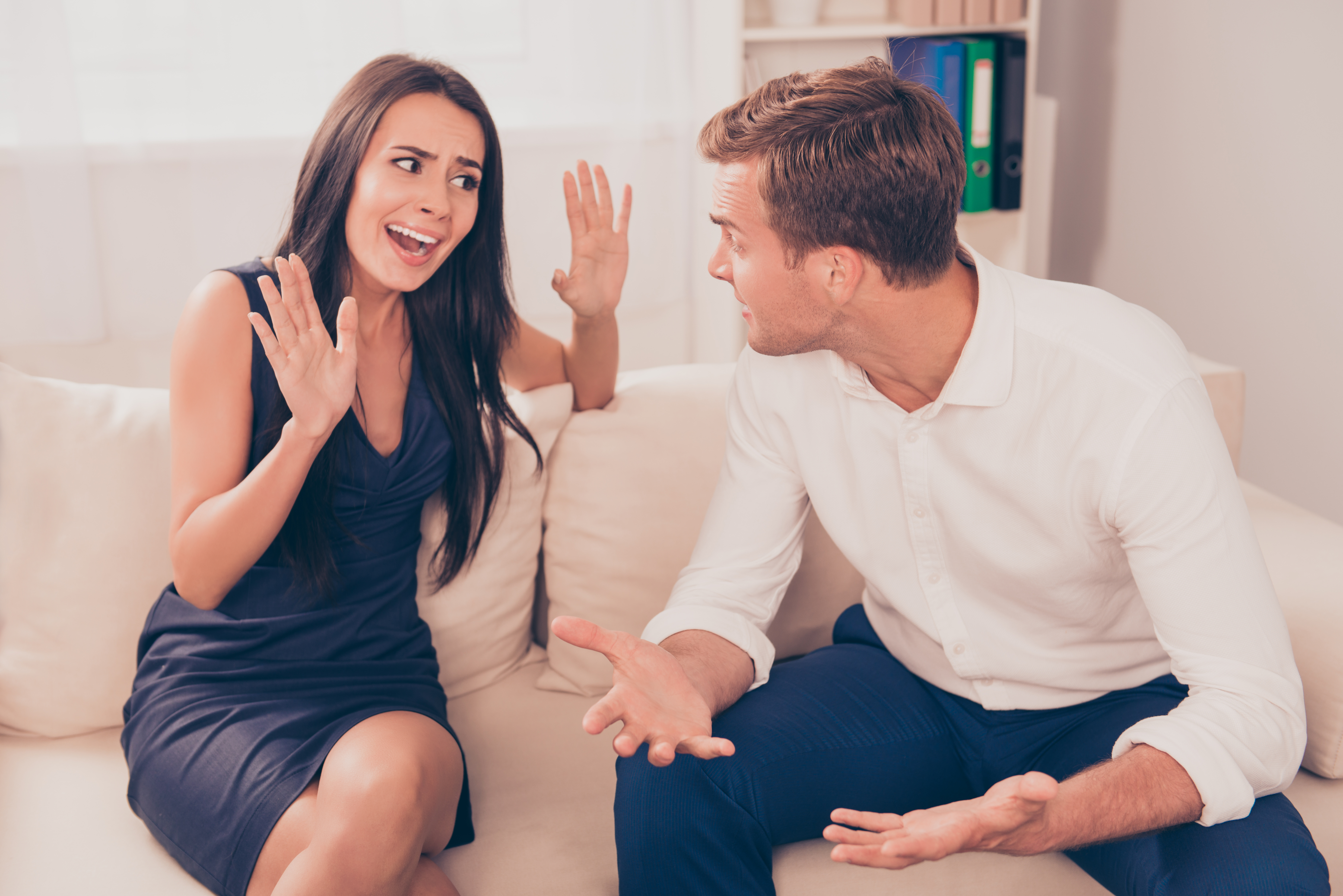 Eine Frau im Streit mit ihrem Liebhaber | Quelle: Shutterstock