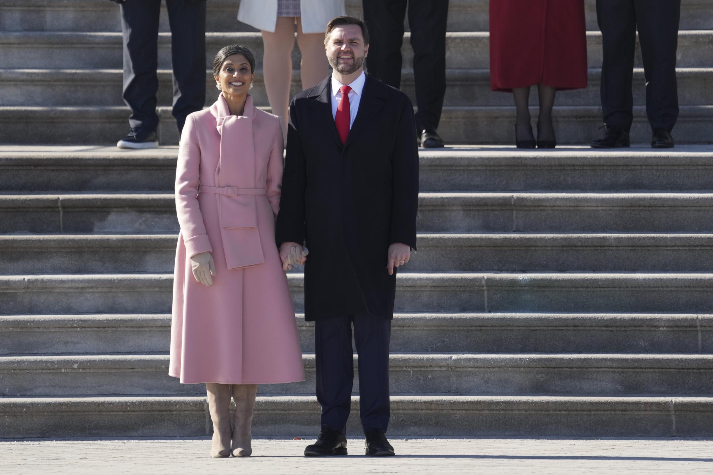 Second Lady Usha Vance steht mit Vizepräsident JD Vance während der Amtseinführung von Donald Trump. | Quelle: Getty Images