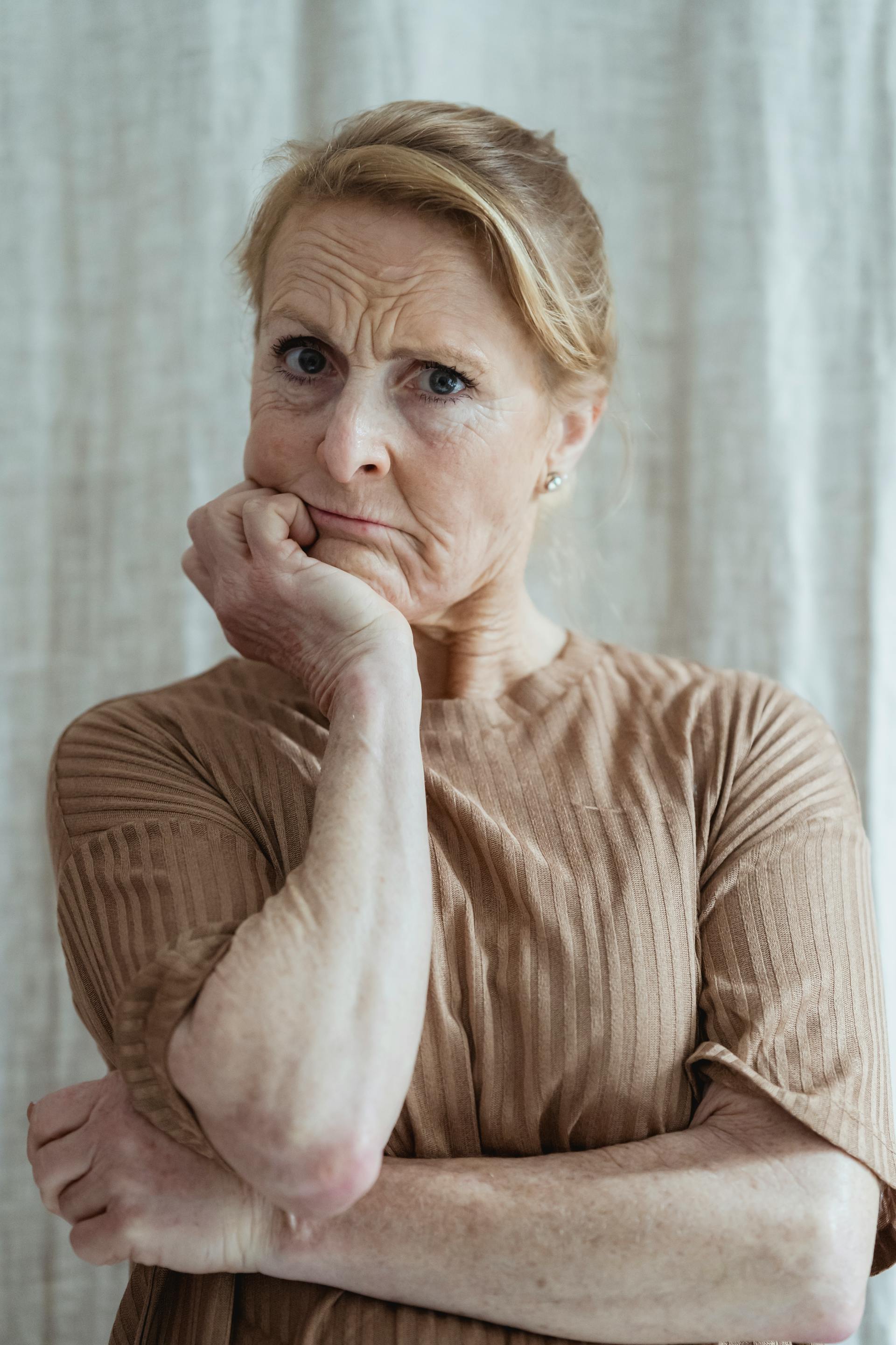 Ältere Frau mit einem besorgten Gesichtsausdruck | Quelle: Pexels