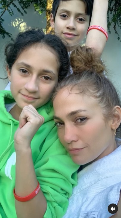 Jennifer Lopez mit ihren wachsenden Zwillingen | Quelle: Instagram/jlo