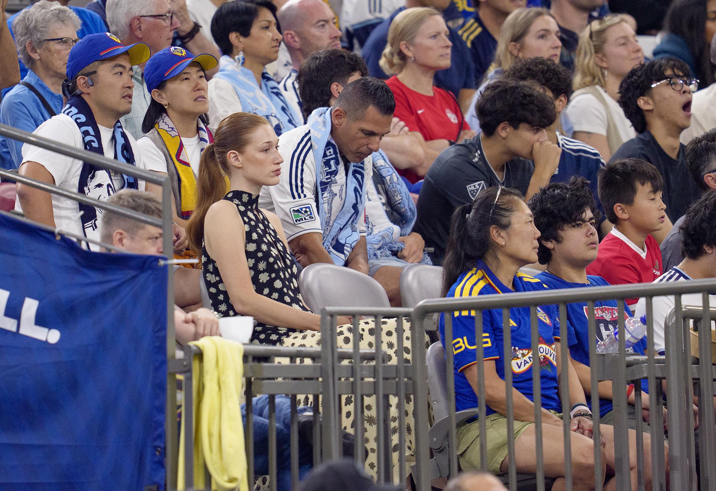 Eve Rose Bitbol verfolgt das MLS-Spiel gegen den Houston Dynamo FC am 19. August 2026 im BC Place in Vancouver, Kanada, von der Tribüne aus | Quelle: Getty Images