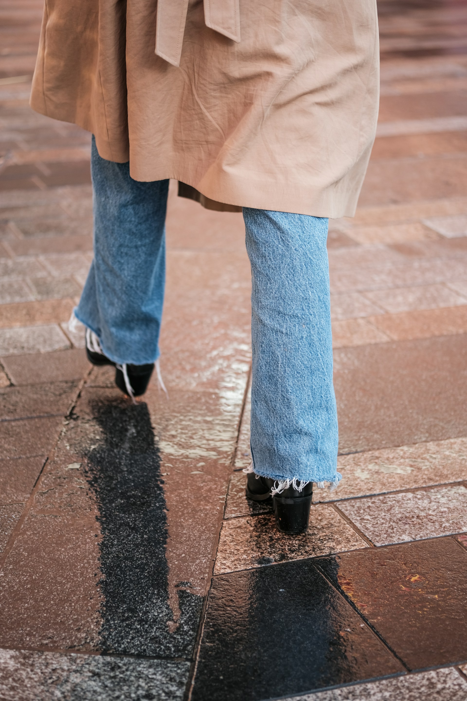 Eine Frau, die weggeht | Quelle: Unsplash