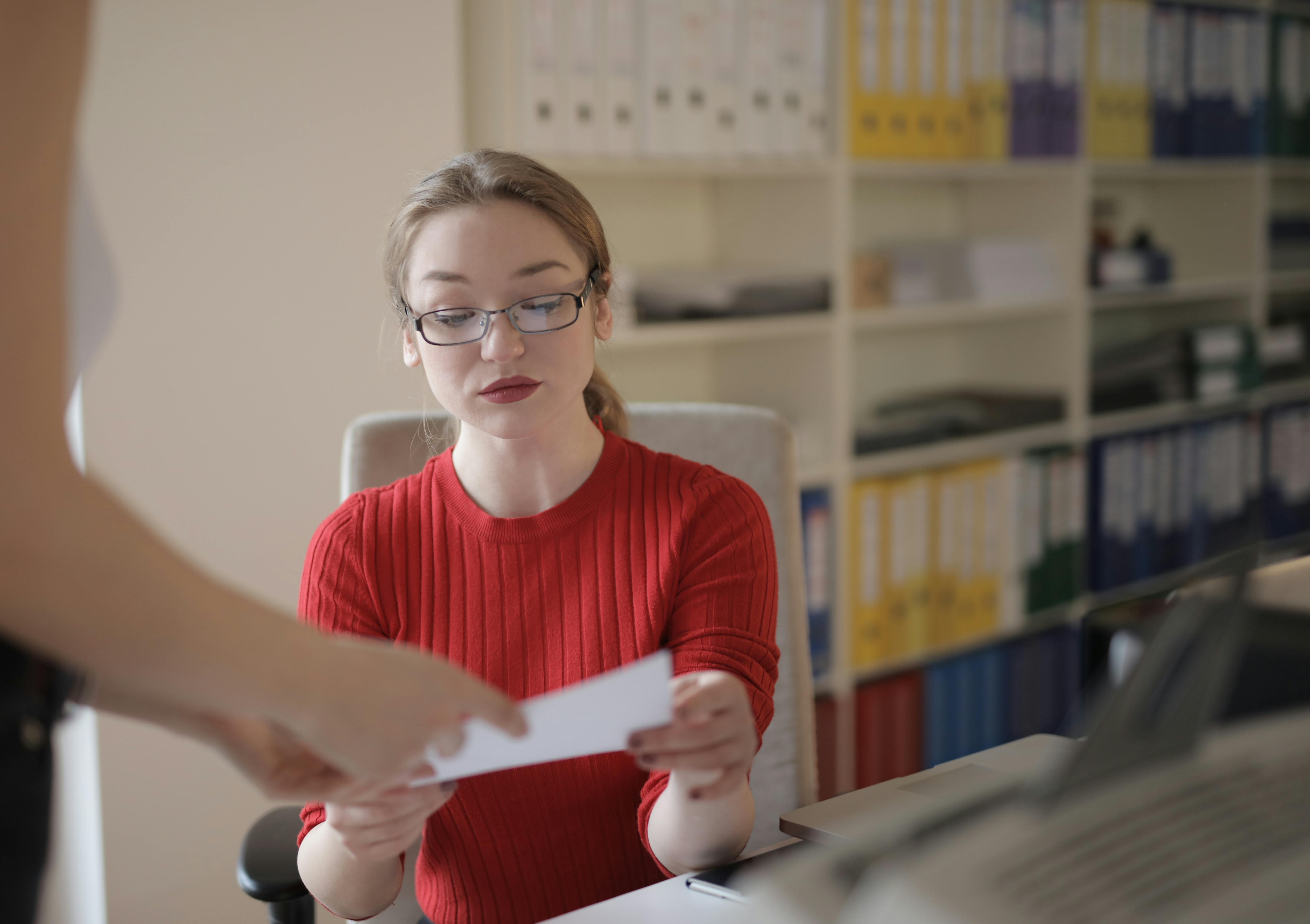 Junge Frau in der Bibliothek | Quelle: Pexels