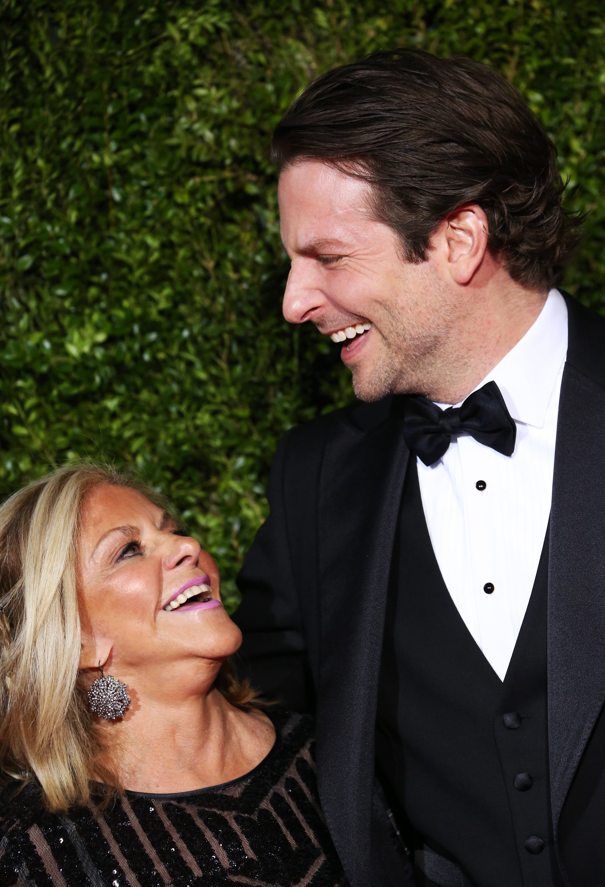 Gloria Cooper und Bradley Cooper bei den Tony Awards 2015 in der Radio City Music Hall am 7. Juni 2015 in New York City. | Quelle: Getty Images