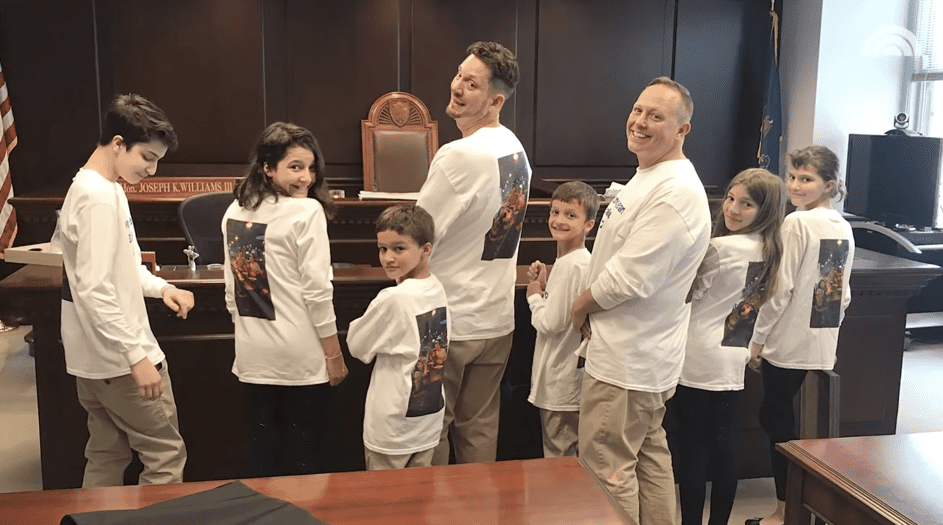 Steve und Rob mit passenden weißen T-Shirts mit den sechs Geschwistern am Tag der Adoption. | Quelle: YouTube.com/TODAY