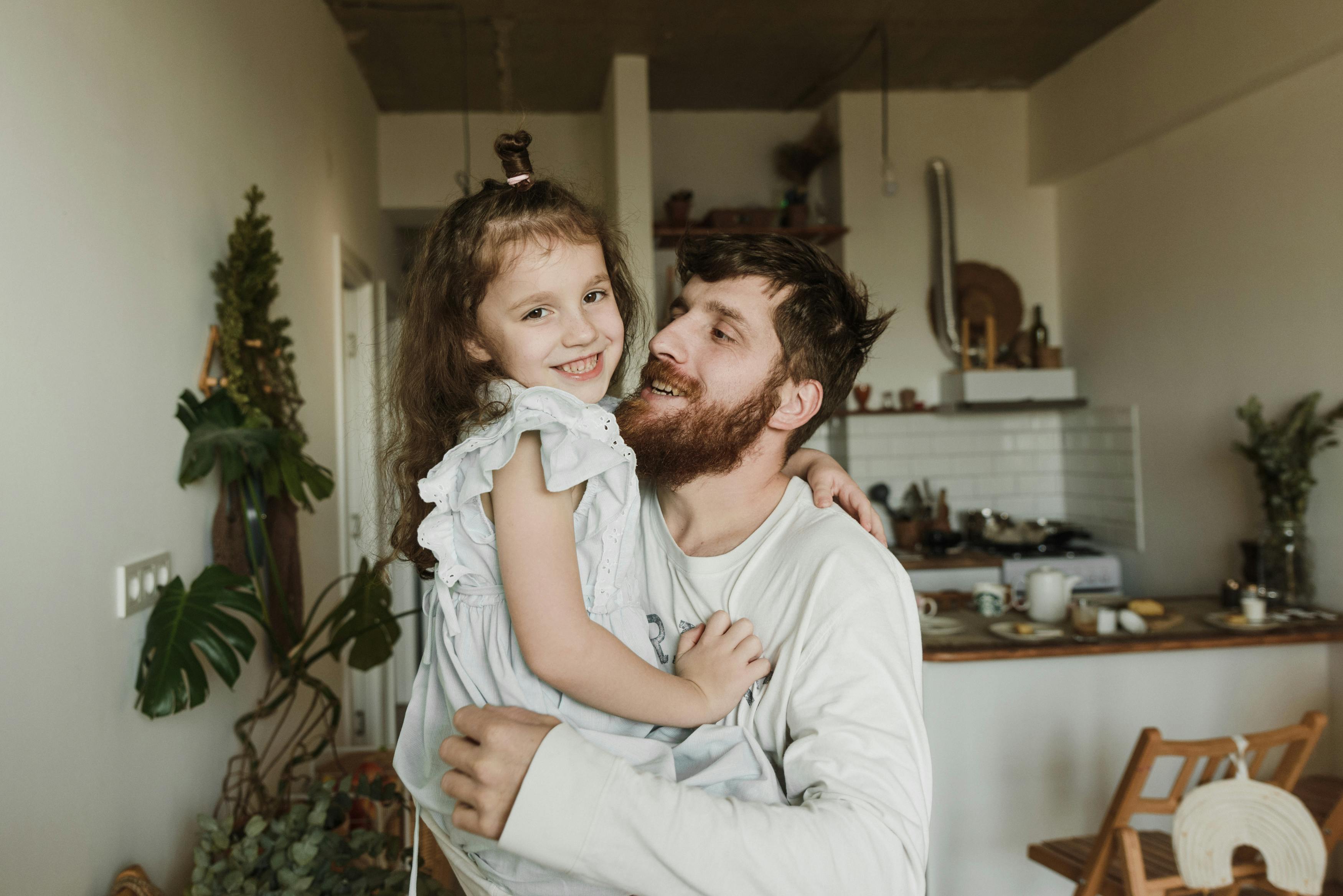 Vater und Tochter beim Bonding | Quelle: Pexels