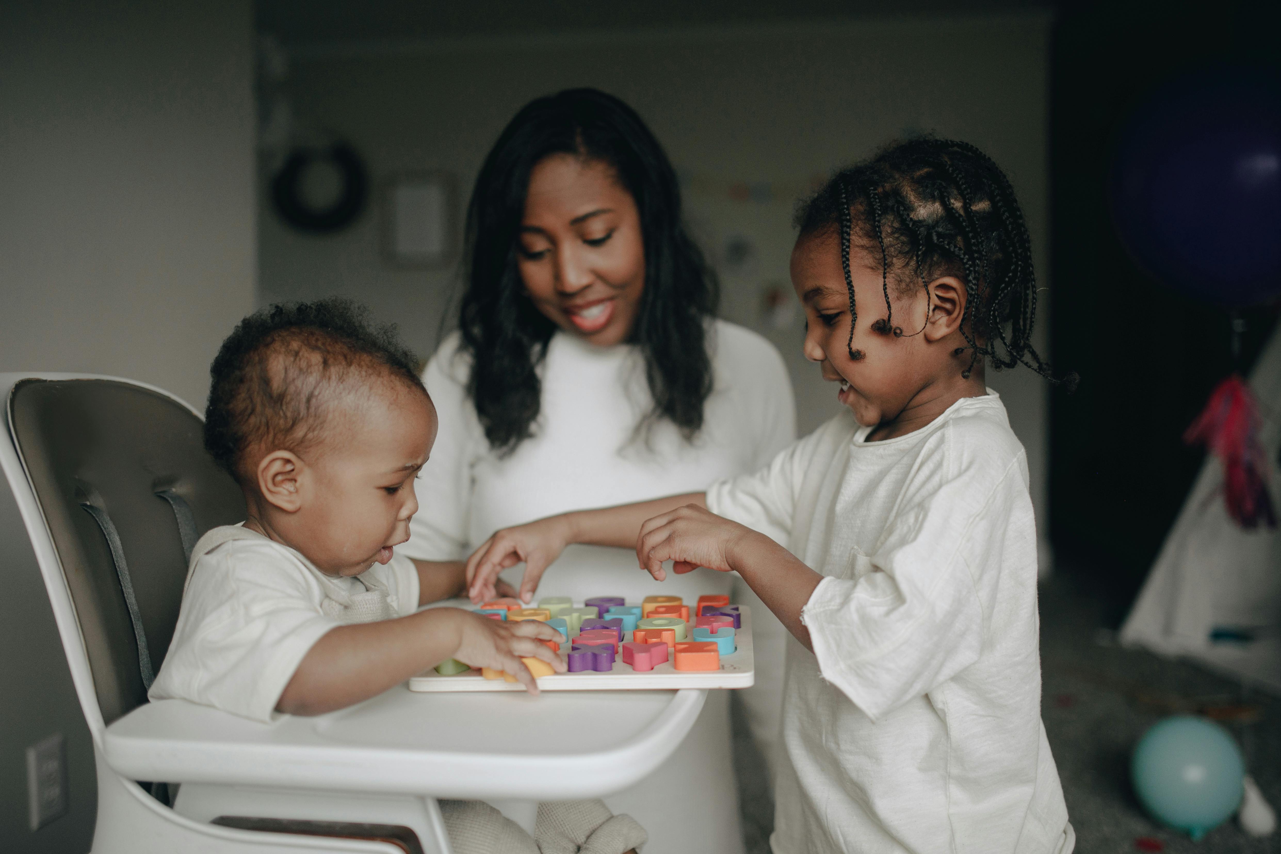 Eine Mutter mit zwei kleinen Kindern | Quelle: Pexels