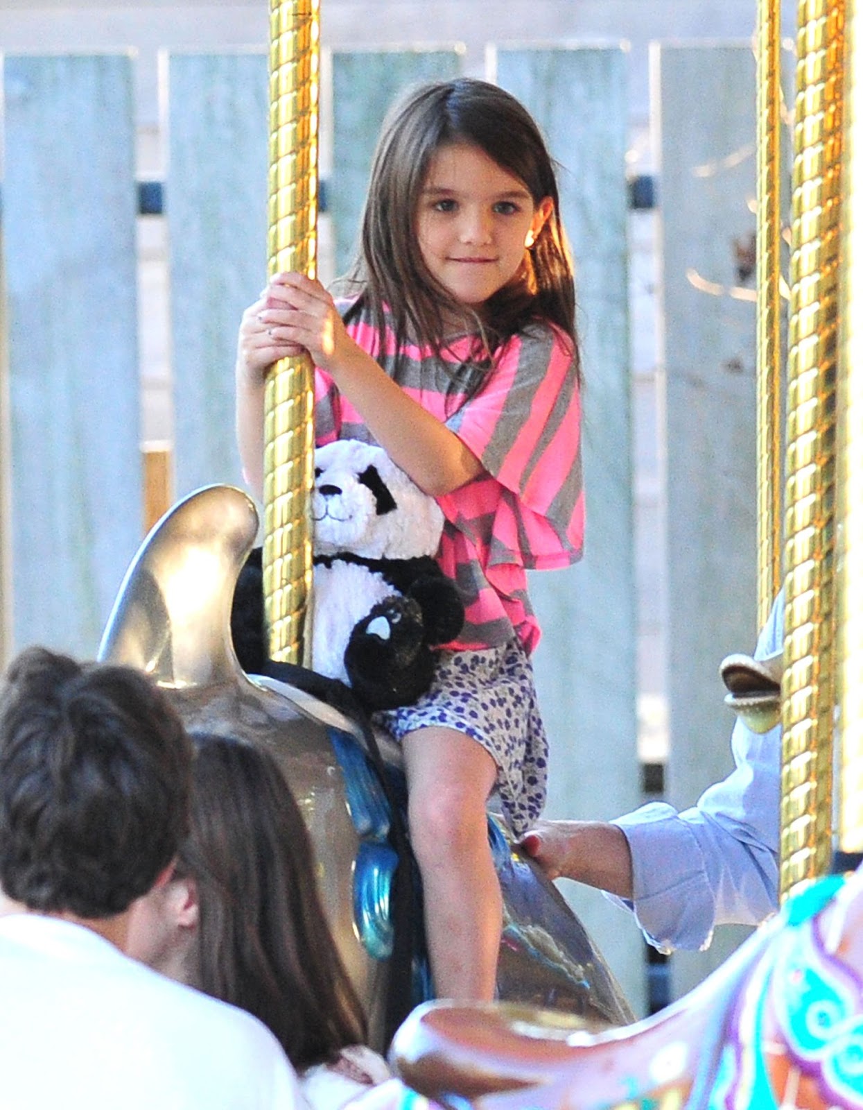 Am 8. Oktober 2011 genoss Suri eine Fahrt auf dem Karussell im Schenley Plaza in Pittsburgh, Pennsylvania, und hielt dabei ihren geliebten Plüschpanda in der Hand. Dieser Moment hielt einen seltenen, sorglosen Tag mit ihren Eltern vor der Trennung fest. | Quelle: Getty Images